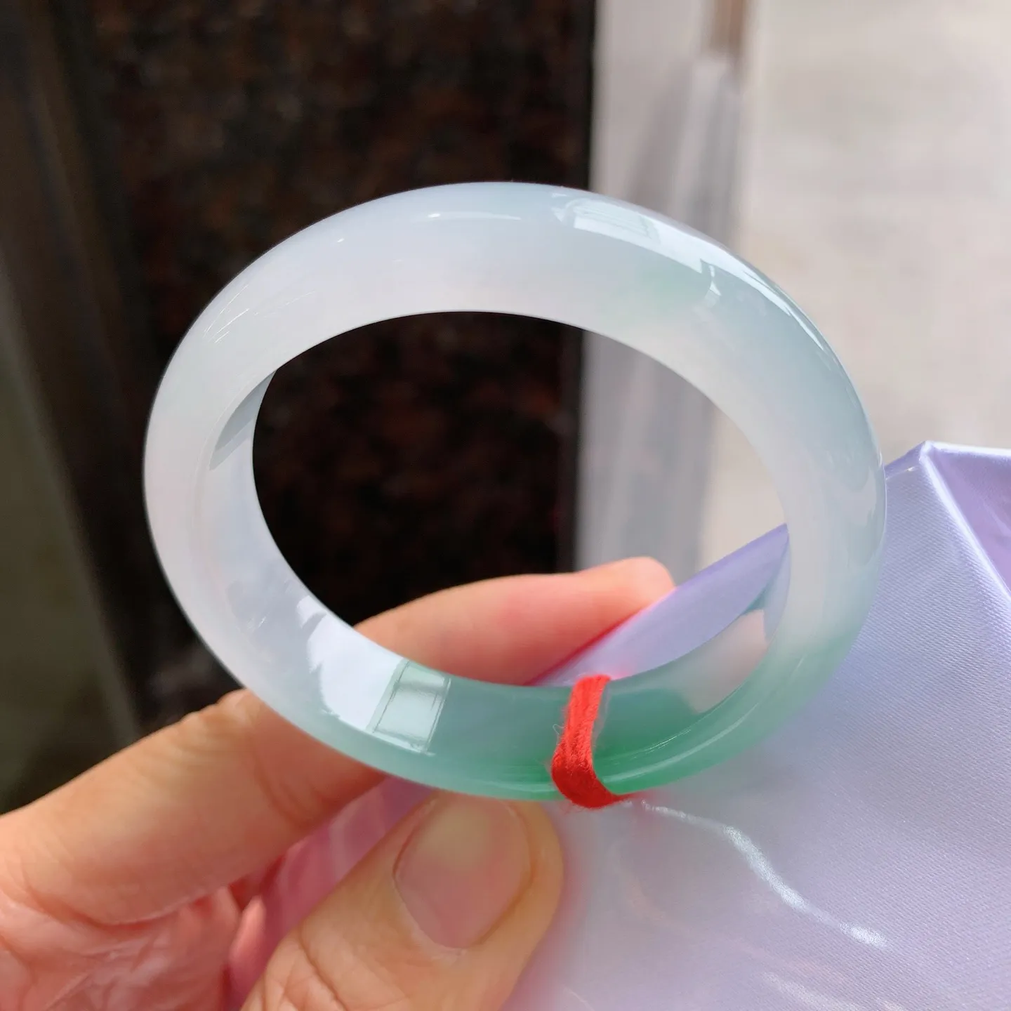 贵妃冰飘绿 无瑕 尺寸：52/46/12.3/7.5 小圈口