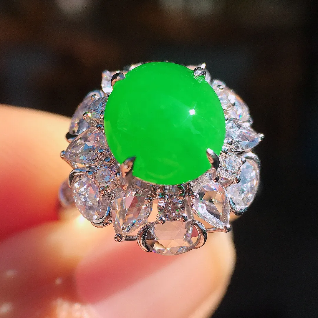 阳绿蛋面戒指，色泽均匀艳丽，玉质细腻，荧光感超
强，饱满圆润，尽显优雅气质，18k
金豪华镶嵌