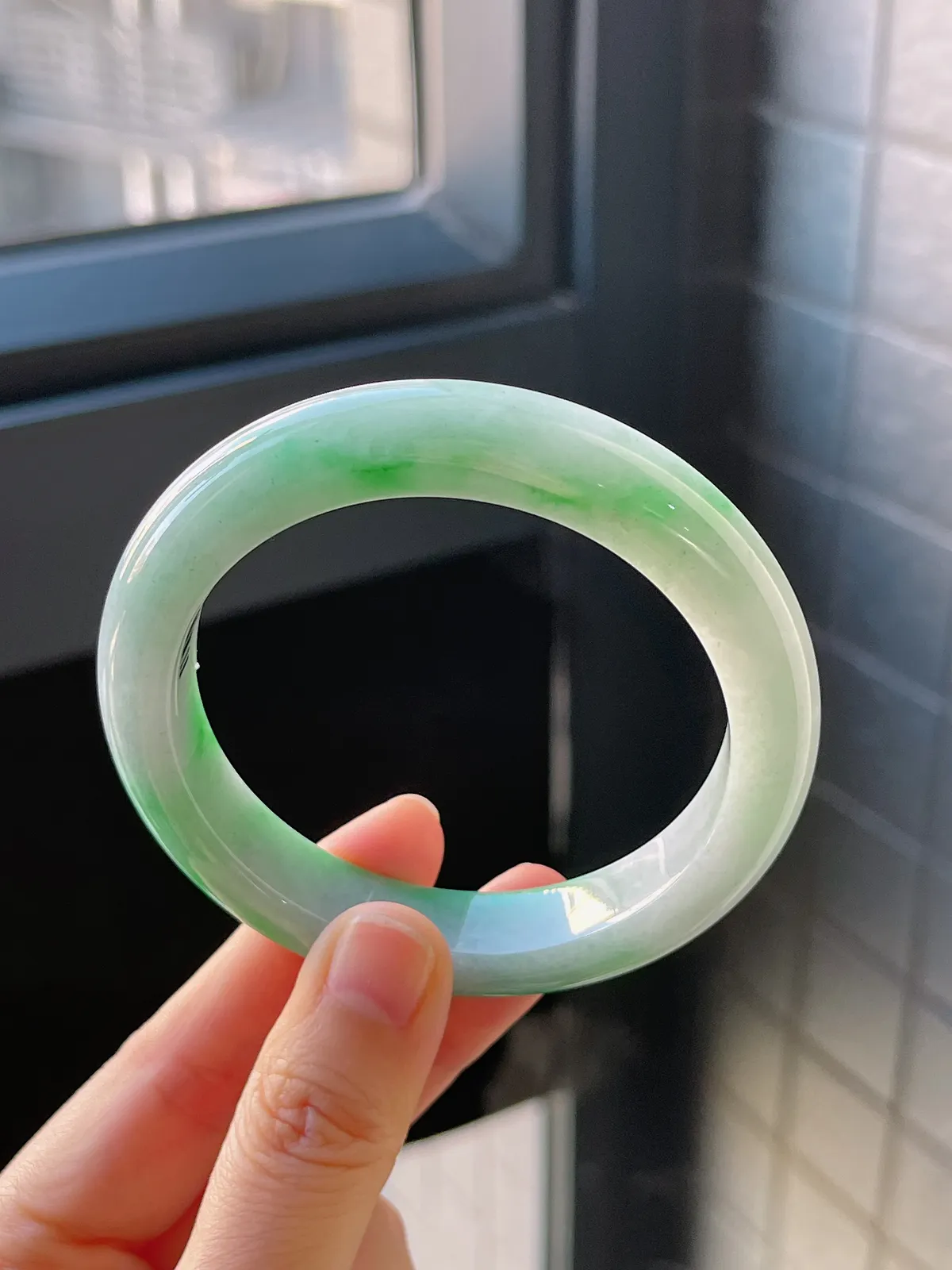 正圈56.5圈口，翡翠糯化种飘绿手镯