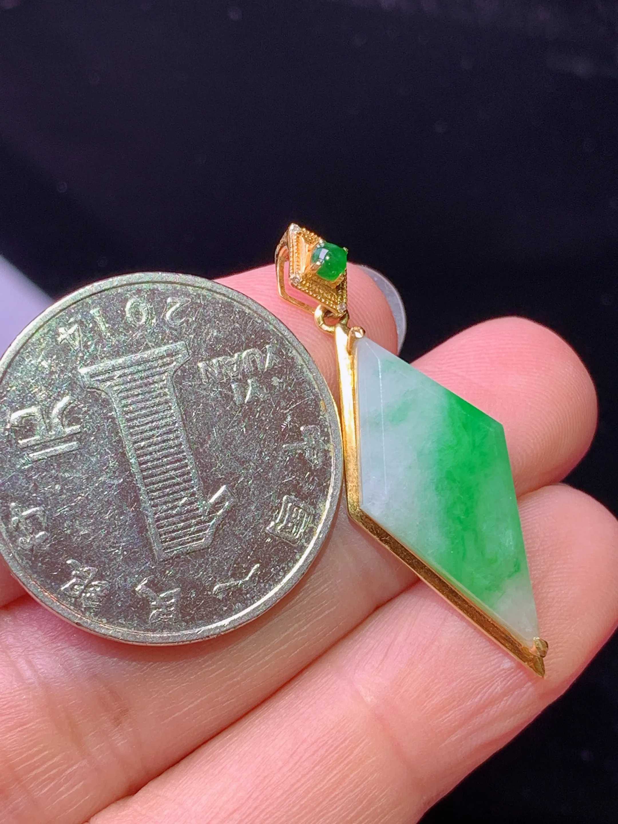 18k金镶嵌方形吊坠 玉质细腻 色泽艳丽清新 整体尺寸35.2*11.8*6