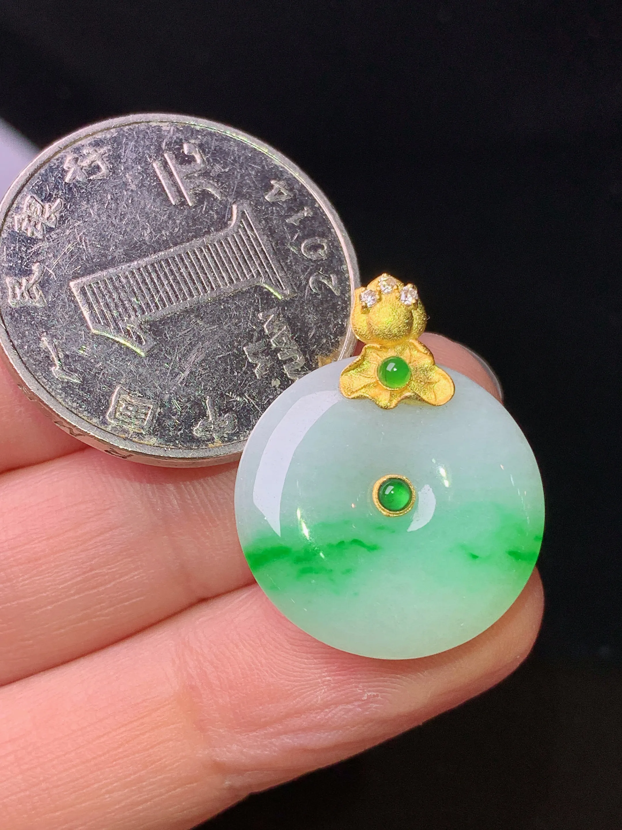 18k金镶嵌飘绿平安扣吊坠 玉质细腻 色泽艳丽清新 整体尺寸24.2*19.5*4.2