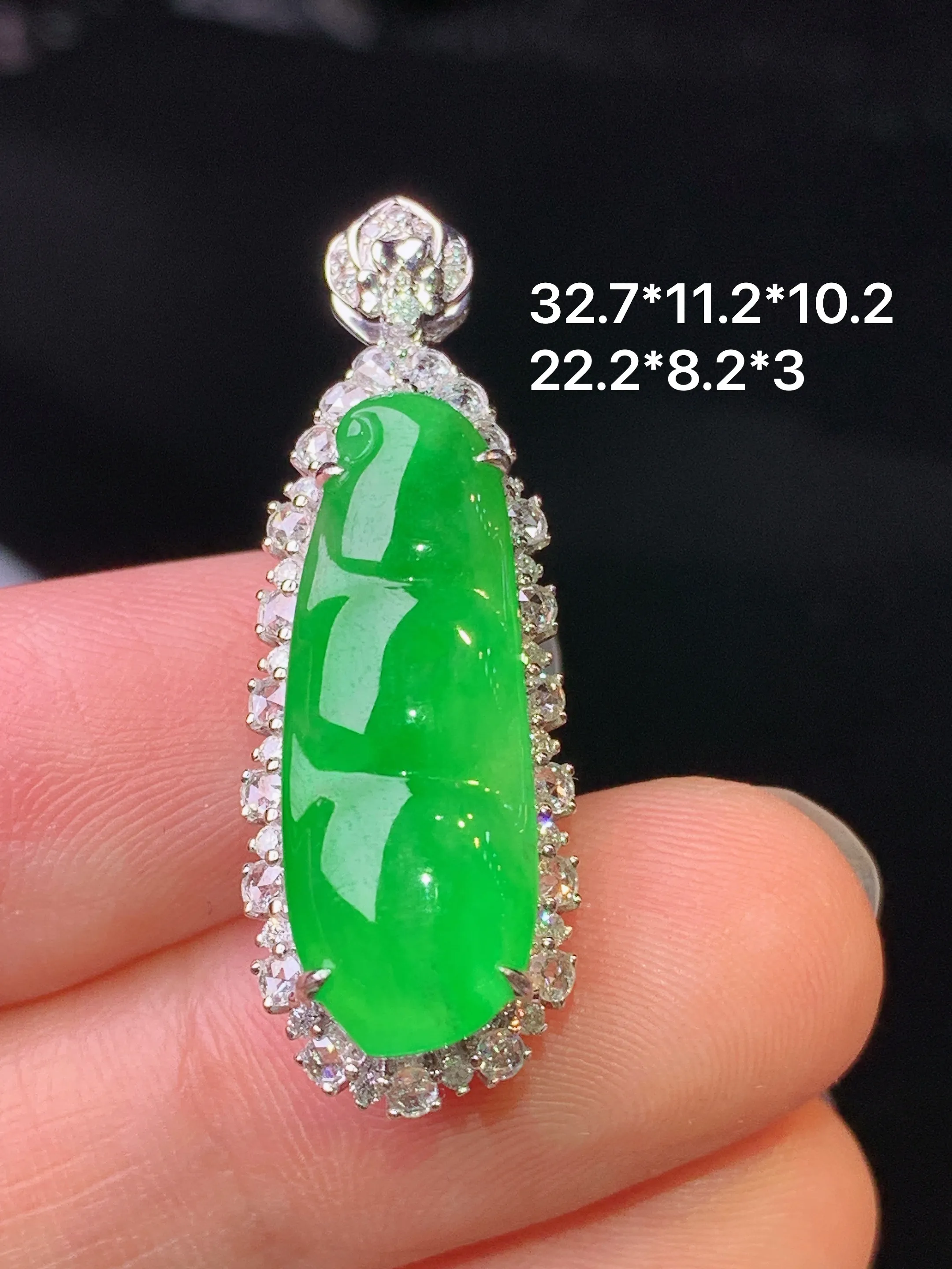 18k金钻镶嵌满绿四季豆吊坠 玉质细腻 色泽艳丽清新 整体尺寸32.7*11.2*10.2