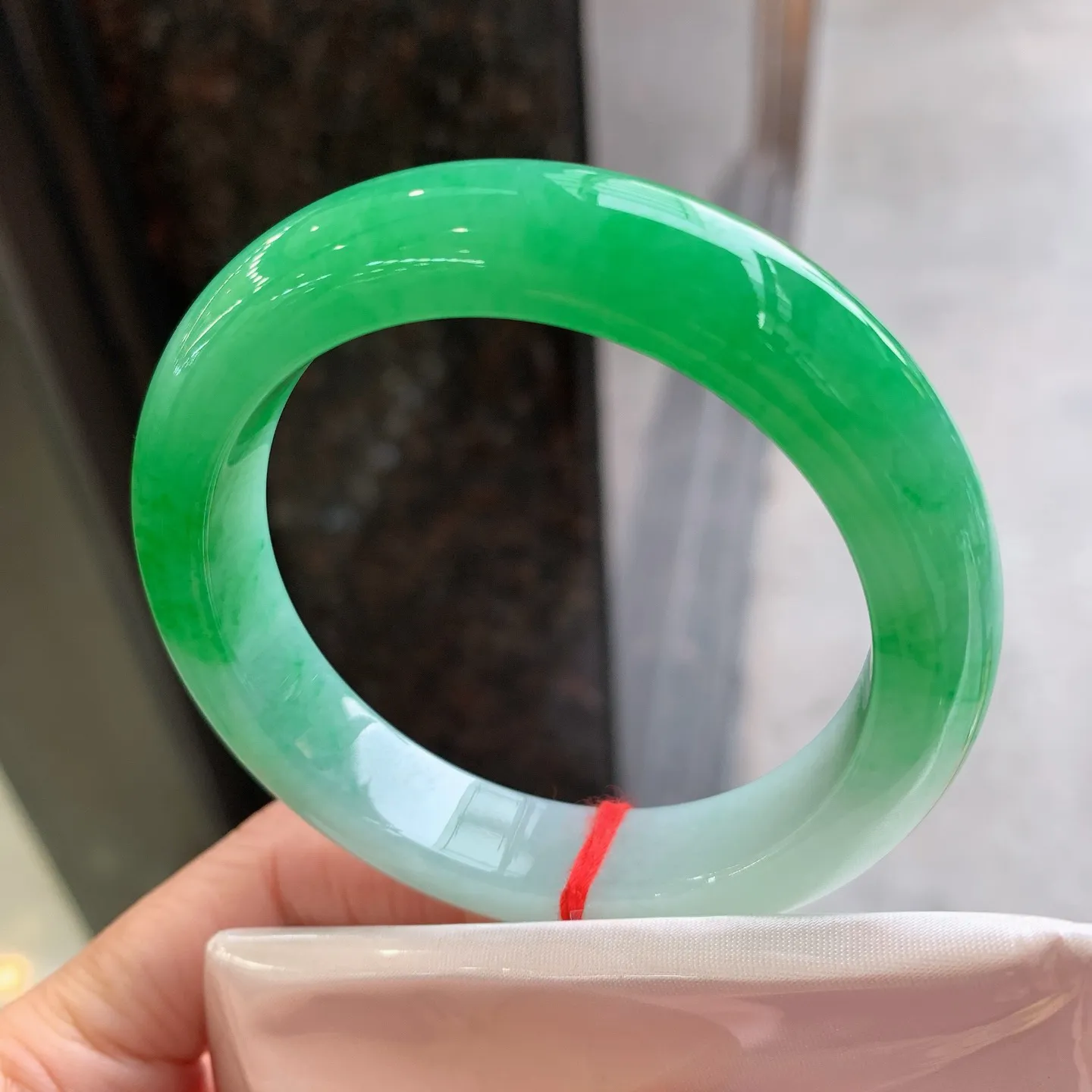 正圈飘绿 有条棉线 尺寸：55.8/12.2/9.2 色辣