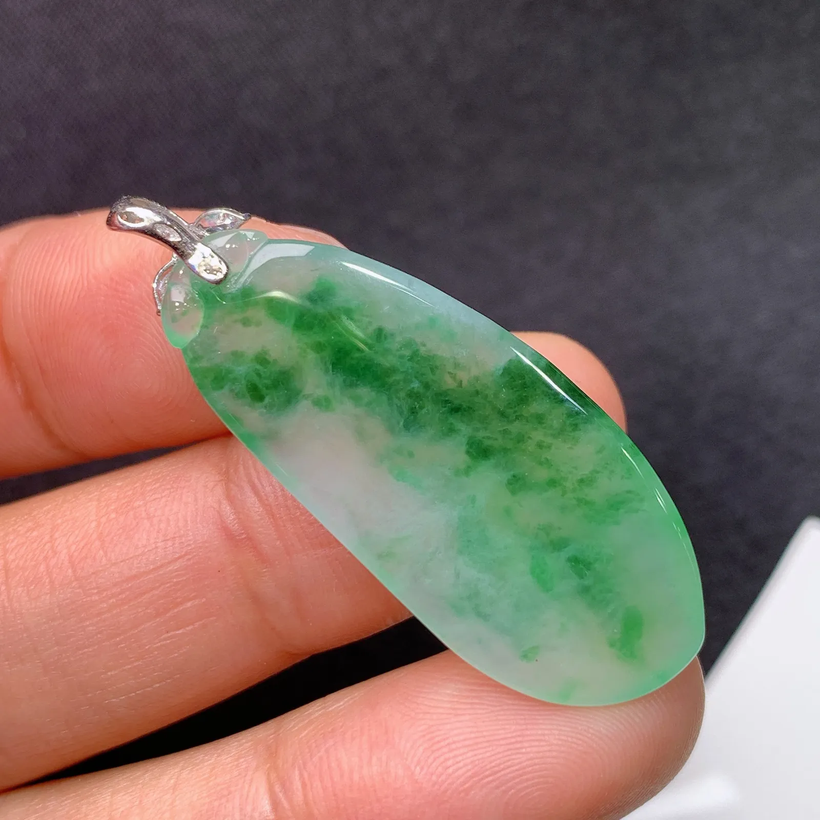 冰飘绿福瓜吊坠，18k金镶嵌，冰润色阳，玉质细腻，种水足，Xz 尺寸39.3*14.8*4.2