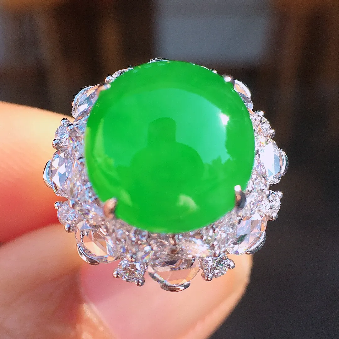 阳绿蛋面戒指，色泽均匀艳丽，玉质细腻，荧光感超
强，饱满圆润，尽显优雅气质，18k
金豪华镶嵌