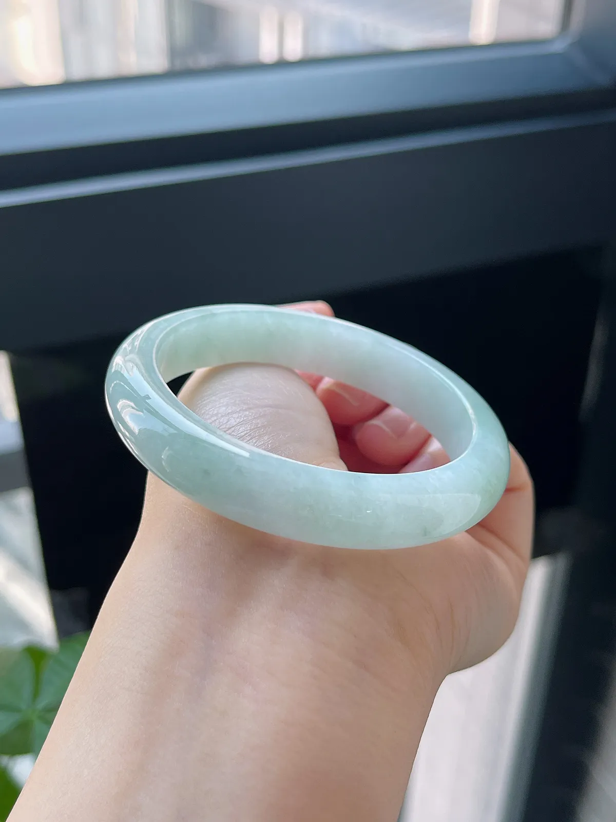 正圈54.6圈口，翡翠糯化种浅绿色手镯