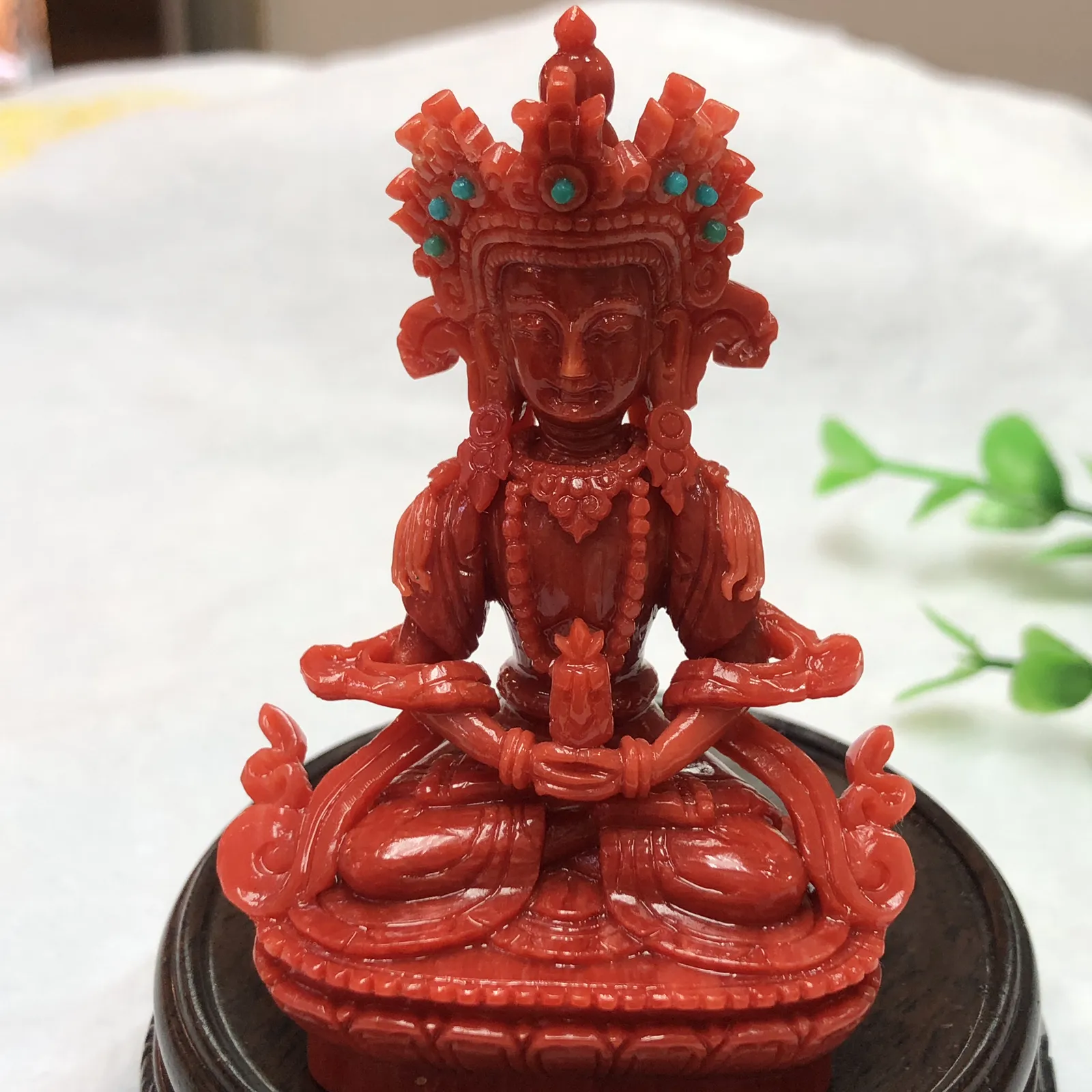 【红珊瑚长寿佛小摆件】可用作手持供奉，家庭供奉，工艺制作复杂精良，材料为意大利深红沙丁料，台湾拼接工艺，细节处理精细，佛身肌肤红色，盘发成髻戴五佛宝冠，上穿天衣，下著绸裙，神态庄严，双手结禅定印于膝上，托长寿宝瓶，双足以金刚双跏趺安住于莲花月轮上。底部开孔可藏经文！期待有缘人！佛高77.5毫米，宽50.4毫米，厚31.5毫米，重量54.32克，珊瑚本为佛教珍宝，珊瑚佛更近佛缘，可加持！