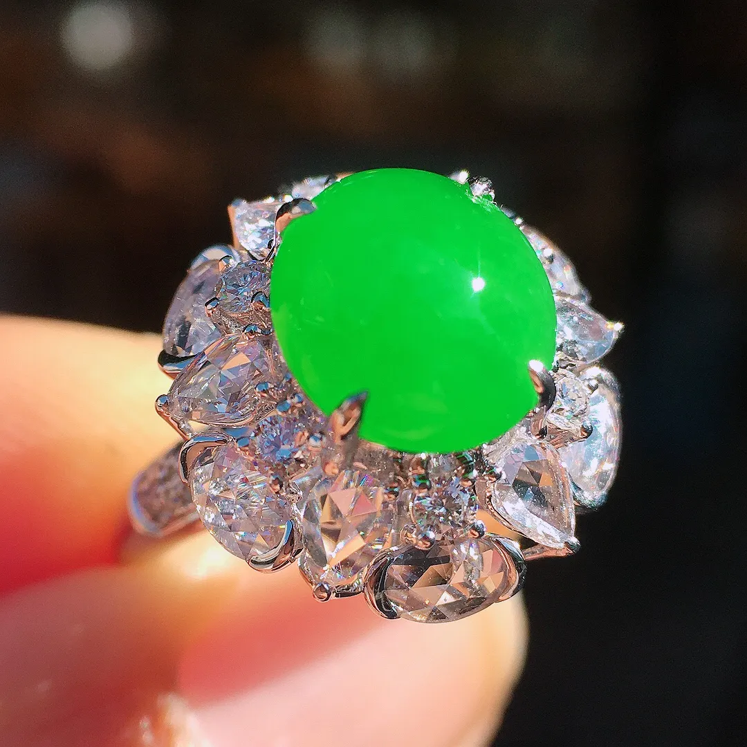 阳绿蛋面戒指，色泽均匀艳丽，玉质细腻，荧光感超
强，饱满圆润，尽显优雅气质，18k
金豪华镶嵌