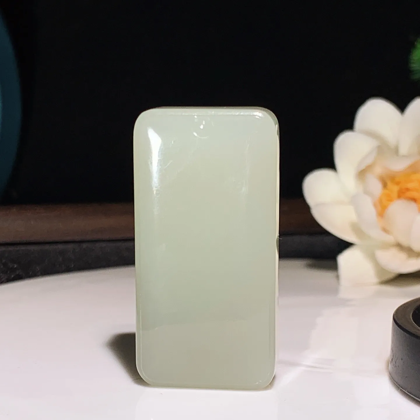 和田玉晴水平安无事牌挂件。尺寸48/25/11重36.5克 无裂无杂 玉质细腻油润 底色纯净 脂粉好，品质好。lt250106