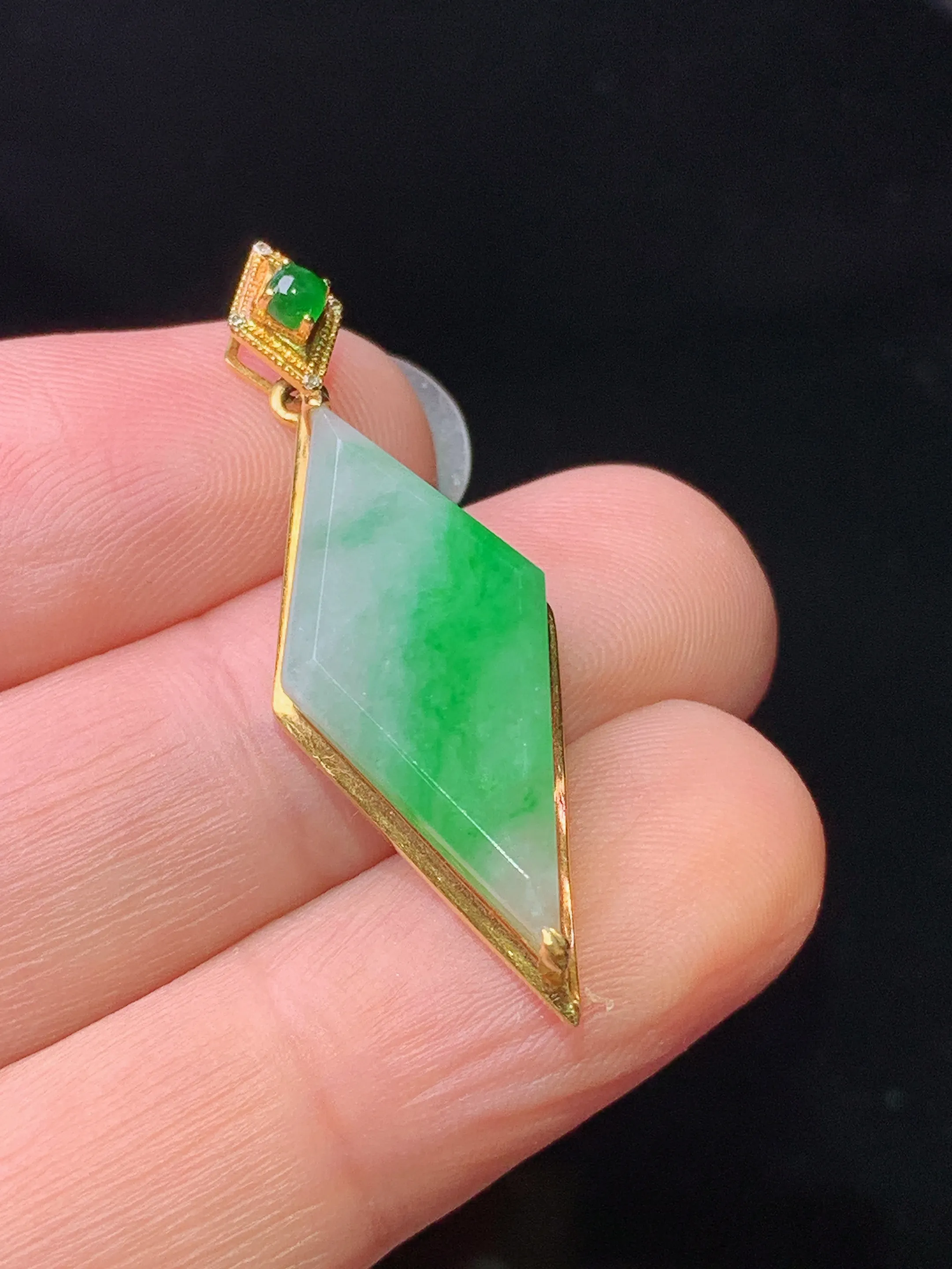 18k金镶嵌方形吊坠 玉质细腻 色泽艳丽清新 整体尺寸35.2*11.8*6