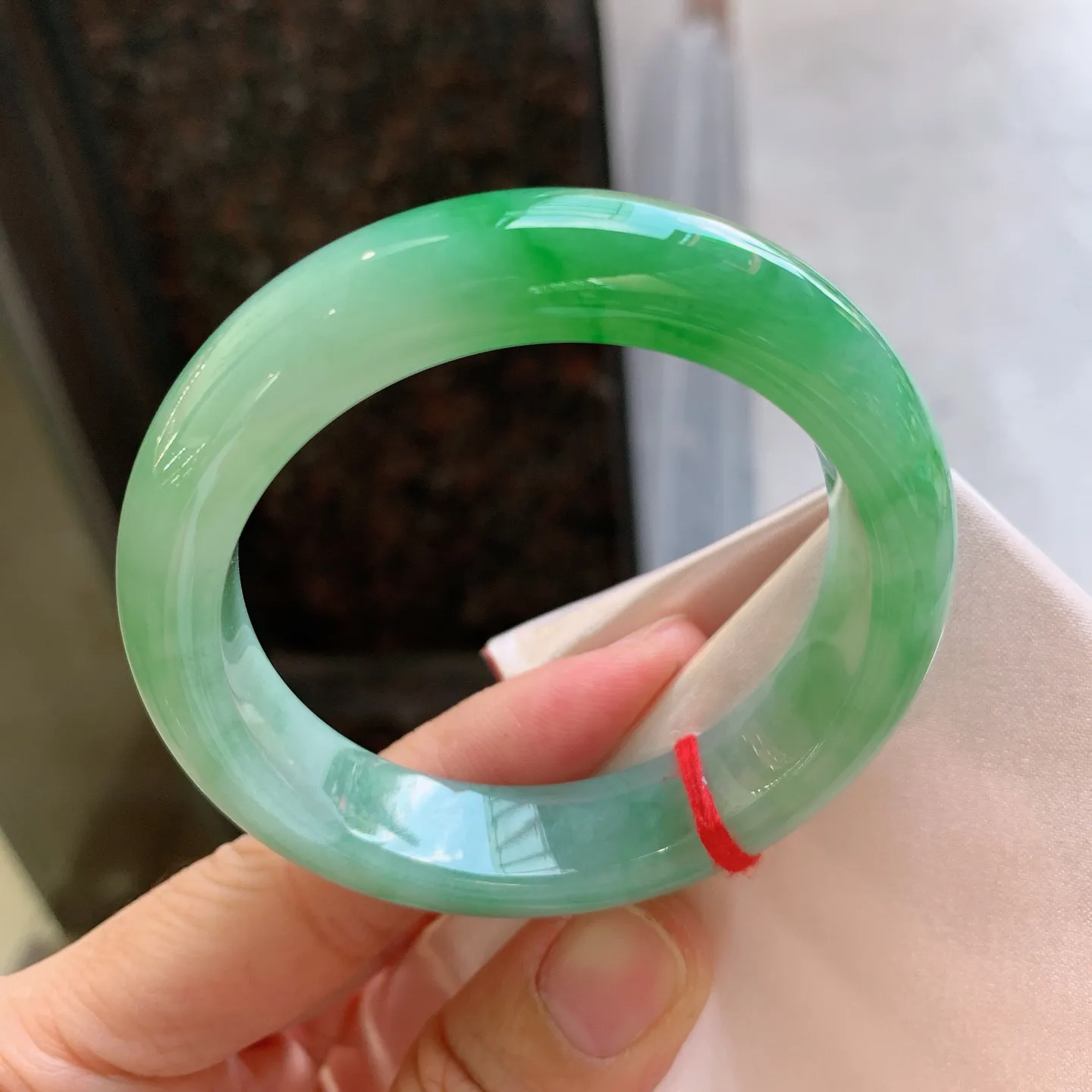 正圈飘绿 无瑕 尺寸：52/13.1/8.9 细腻