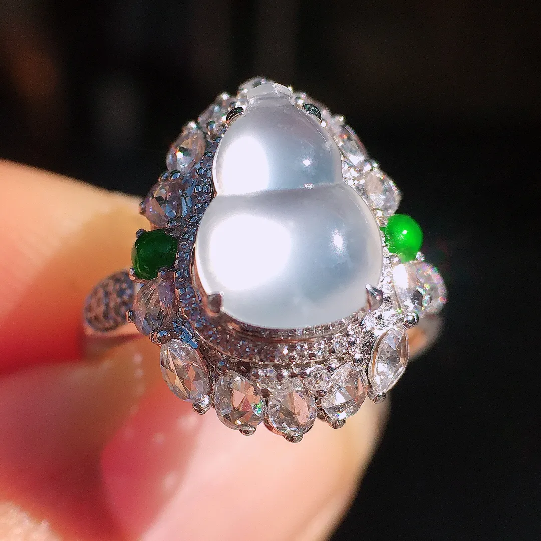 冰种葫芦戒指，玉质细腻，荧光感超
强，饱满圆润，尽显优雅气质，18k
金豪华镶嵌