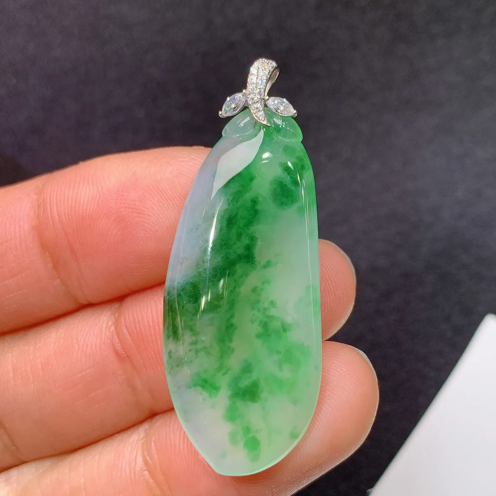 冰飘绿福瓜吊坠，18k金镶嵌，冰润色阳，玉质细腻，种水足，Xz 尺寸39.3*14.8*4.2