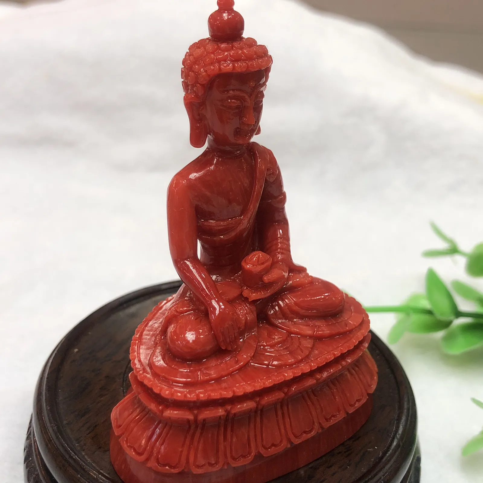 【天然红珊瑚拼接释迦牟尼小佛摆件】意大利产地，沙丁珊瑚料，深红颜色，釆用台湾拼接手工工艺，精雕细镂，底部有开孔可藏经文，手工工序复杂，高约77.1mm，宽约52.2mm，厚34.8mm，重量64.48克。可手持红珊瑚沙丁大枝拼接释迦牟尼！收藏供奉价值高！