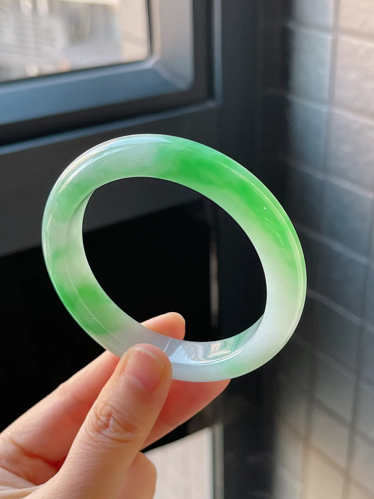 正圈56.8圈口，翡翠冰糯种飘绿手镯