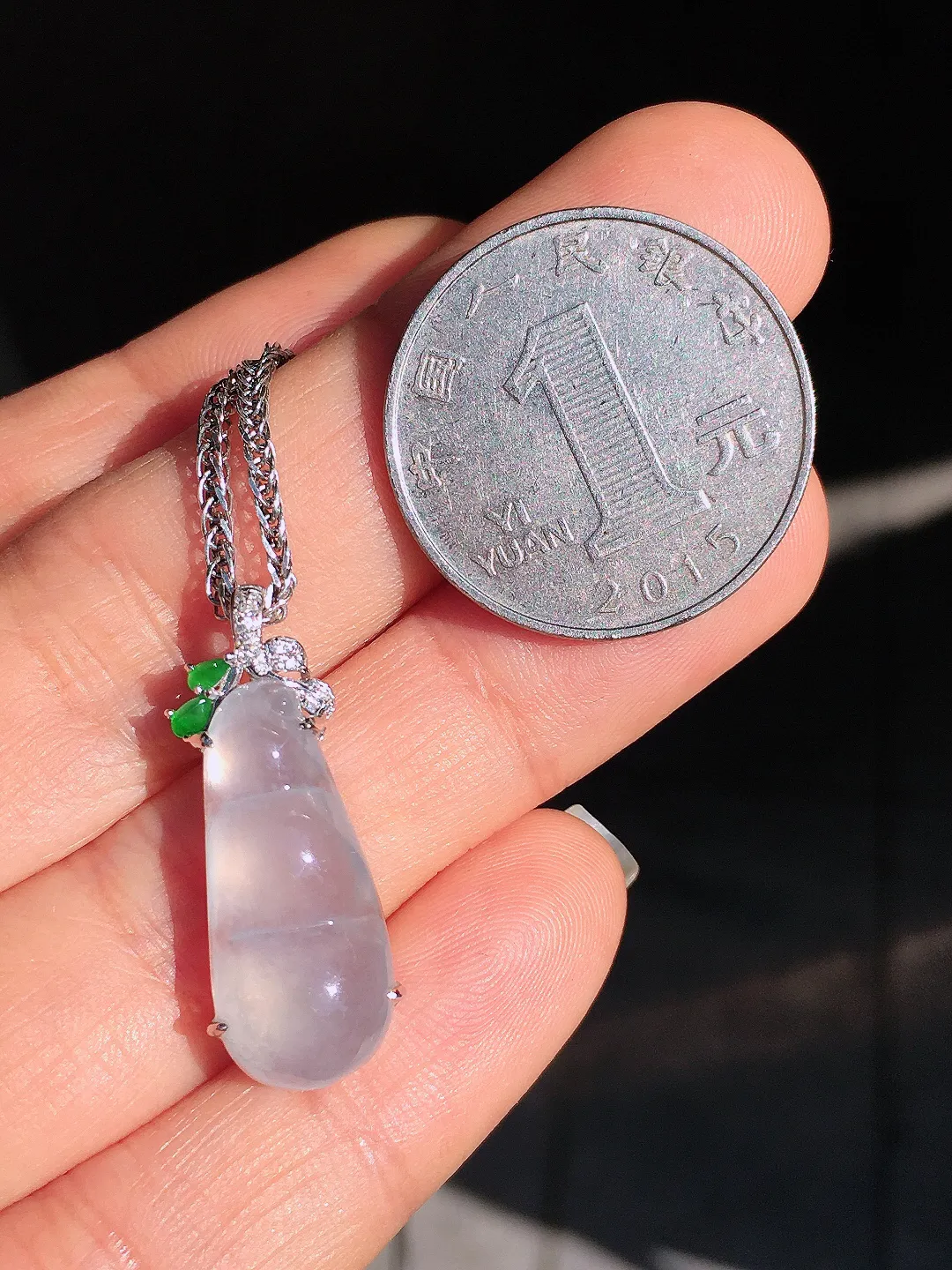 冰种福豆吊坠，玉质细腻，荧光感超
强，饱满圆润，尽显优雅气质，18k
金豪华镶嵌