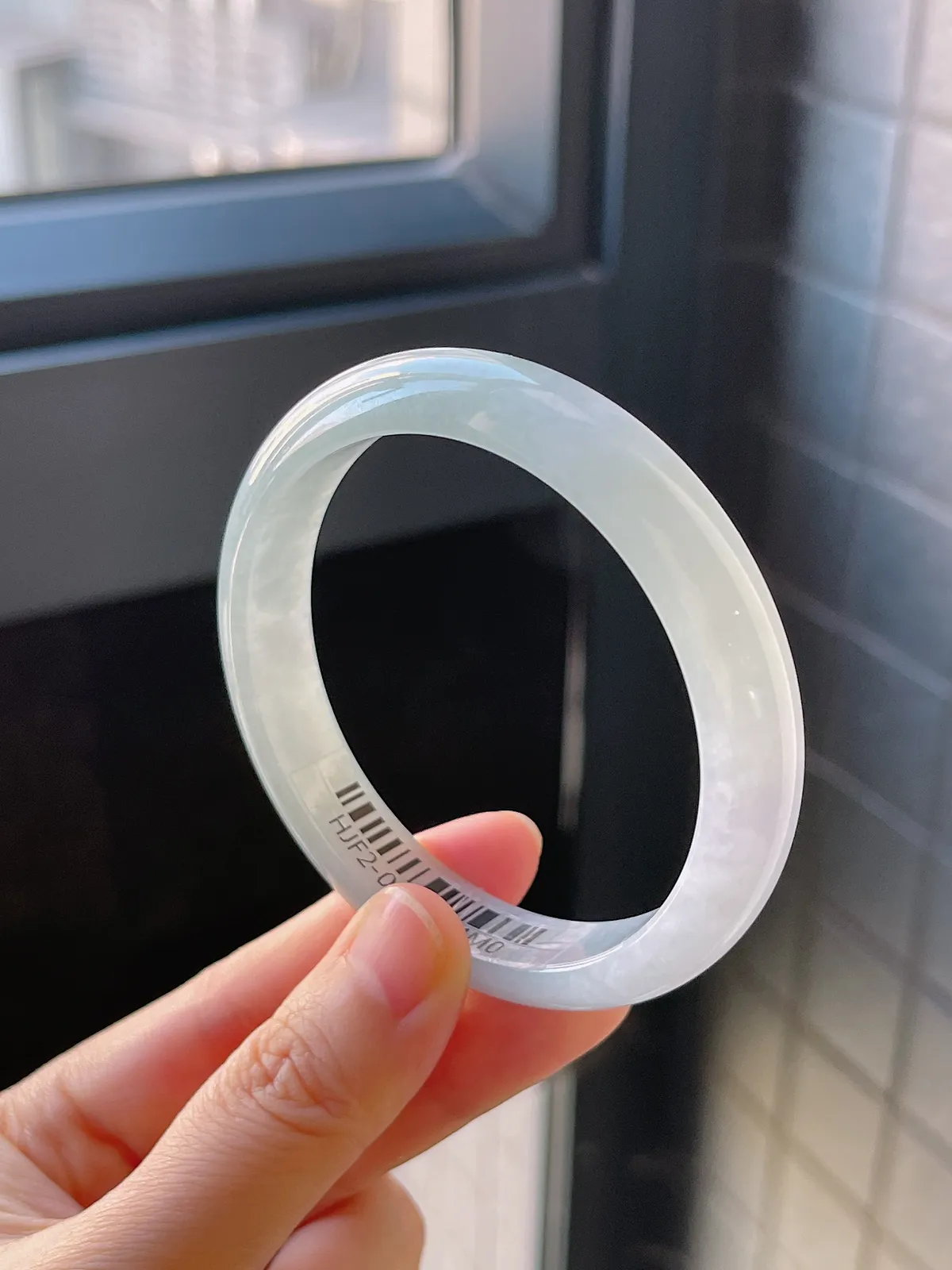 正圈56.6圈口，翡翠糯化种淡绿色手镯