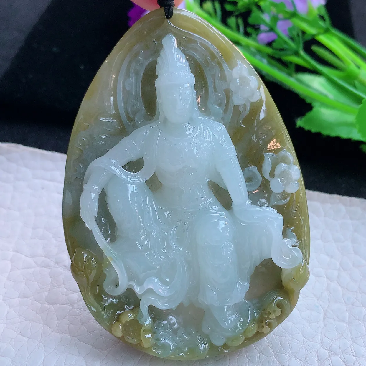 px实拍71.2*52.6*14.6俏色特色双彩缅甸翡翠精雕自在观音玉挂件