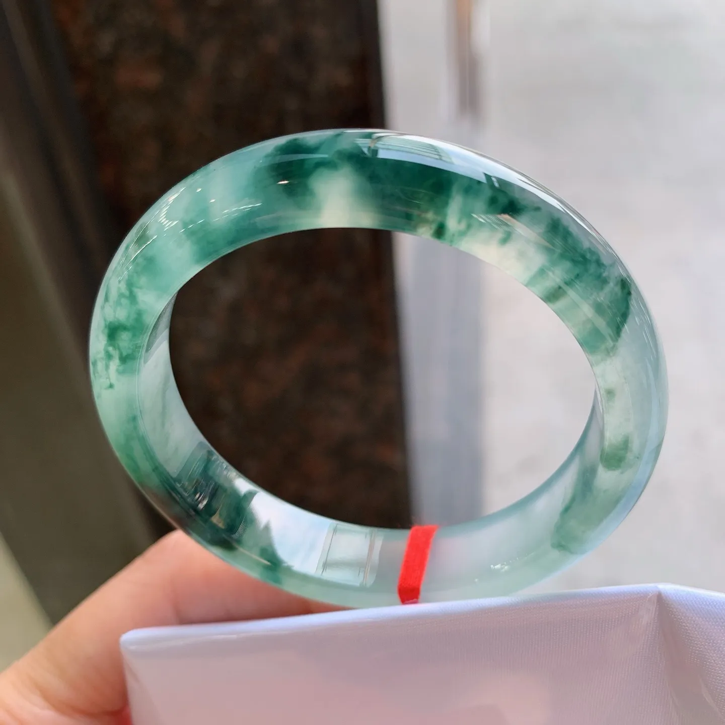 正圈冰飘花 无瑕 尺寸：55/12.1/7.8 起荧光