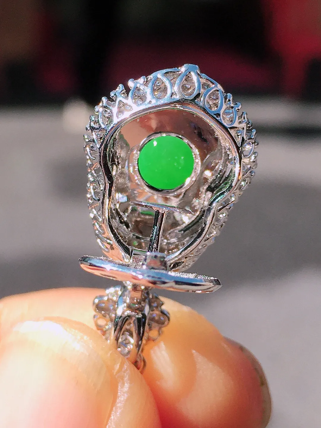 阳绿葫芦吊坠，色泽均匀艳丽，玉质细腻，荧光感超
强，饱满圆润，尽显优雅气质，18k
金豪华镶嵌