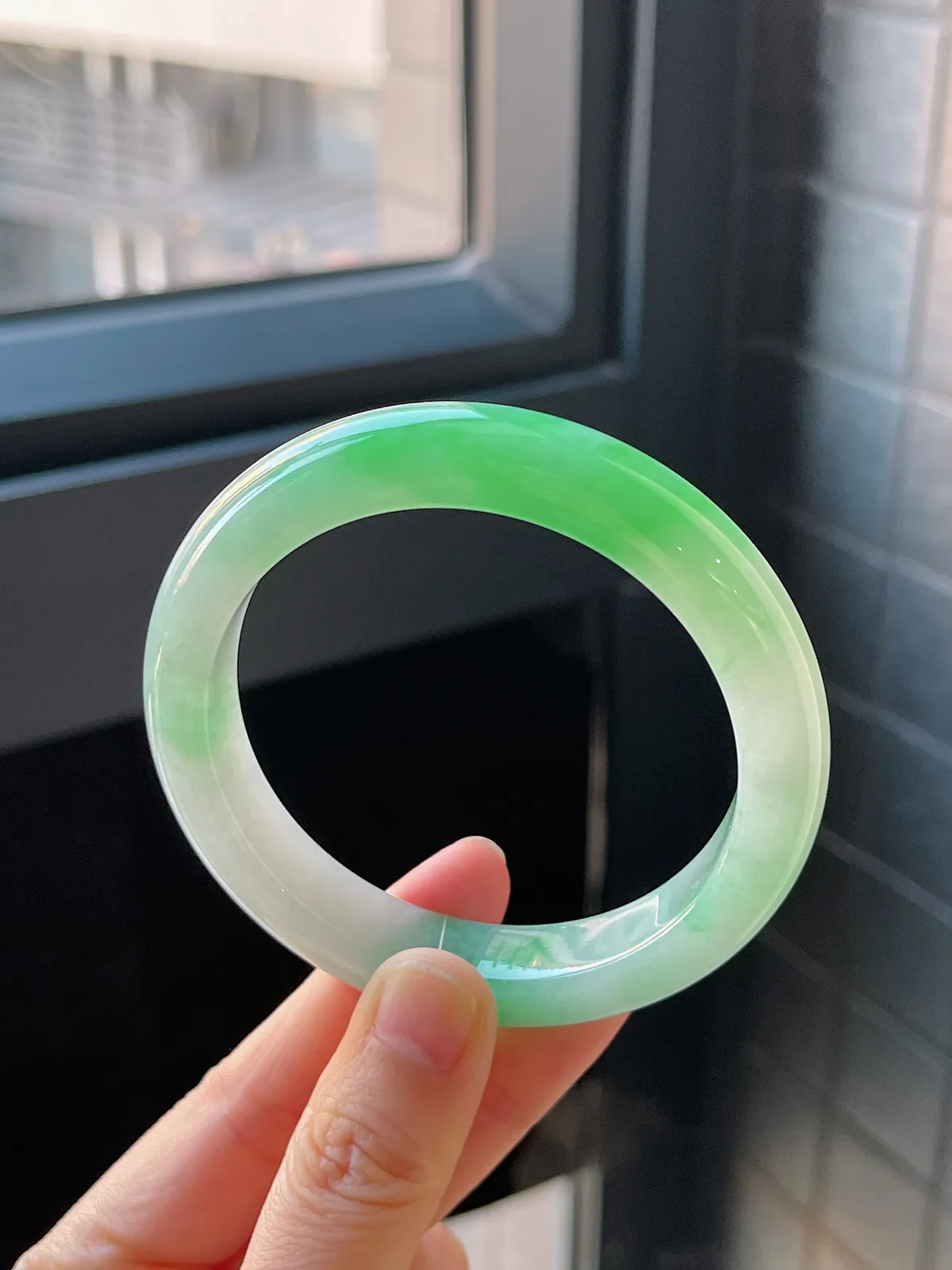 正圈56.8圈口，翡翠冰糯种飘绿手镯