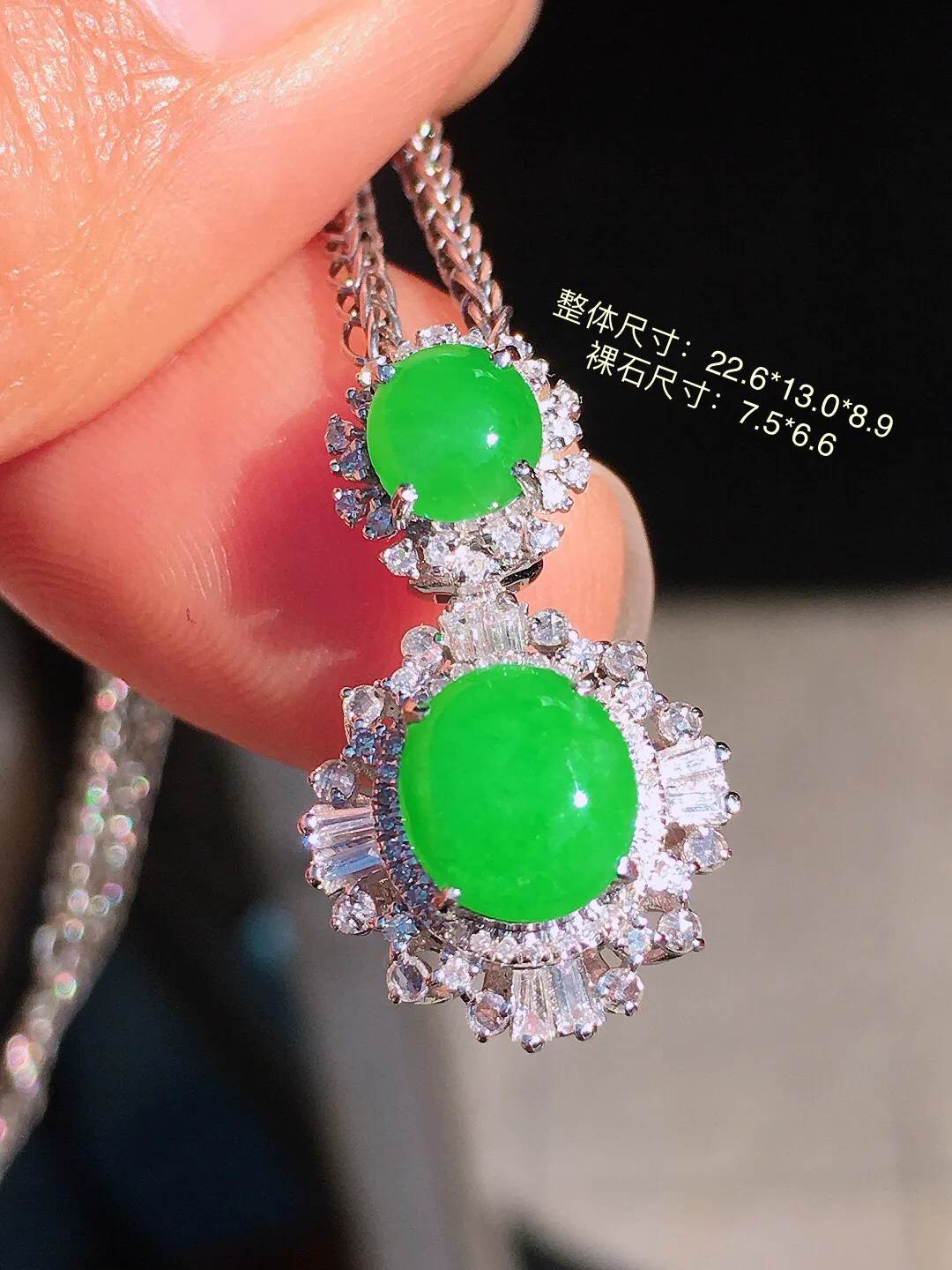 阳绿蛋面吊坠，色泽均匀艳丽，玉质细腻，荧光感超
强，饱满圆润，尽显优雅气质，18k
金豪华镶嵌