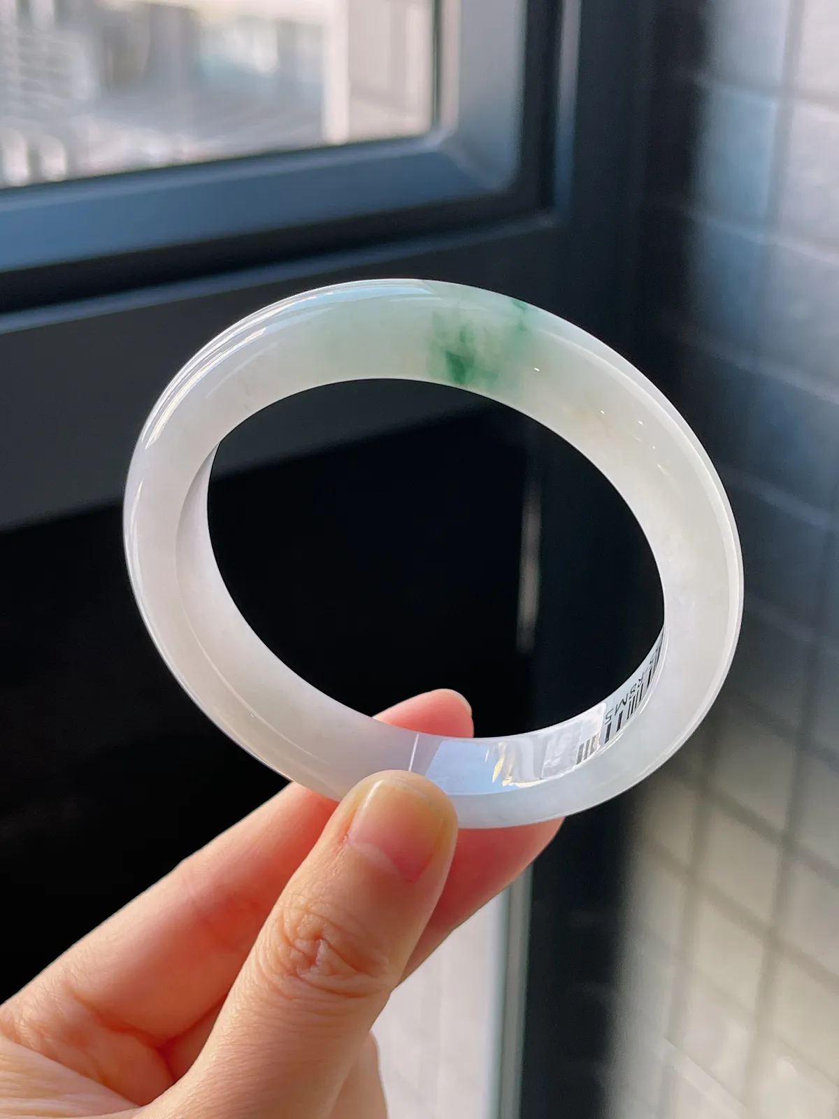 正圈57.8圈口，翡翠冰糯种飘绿手镯