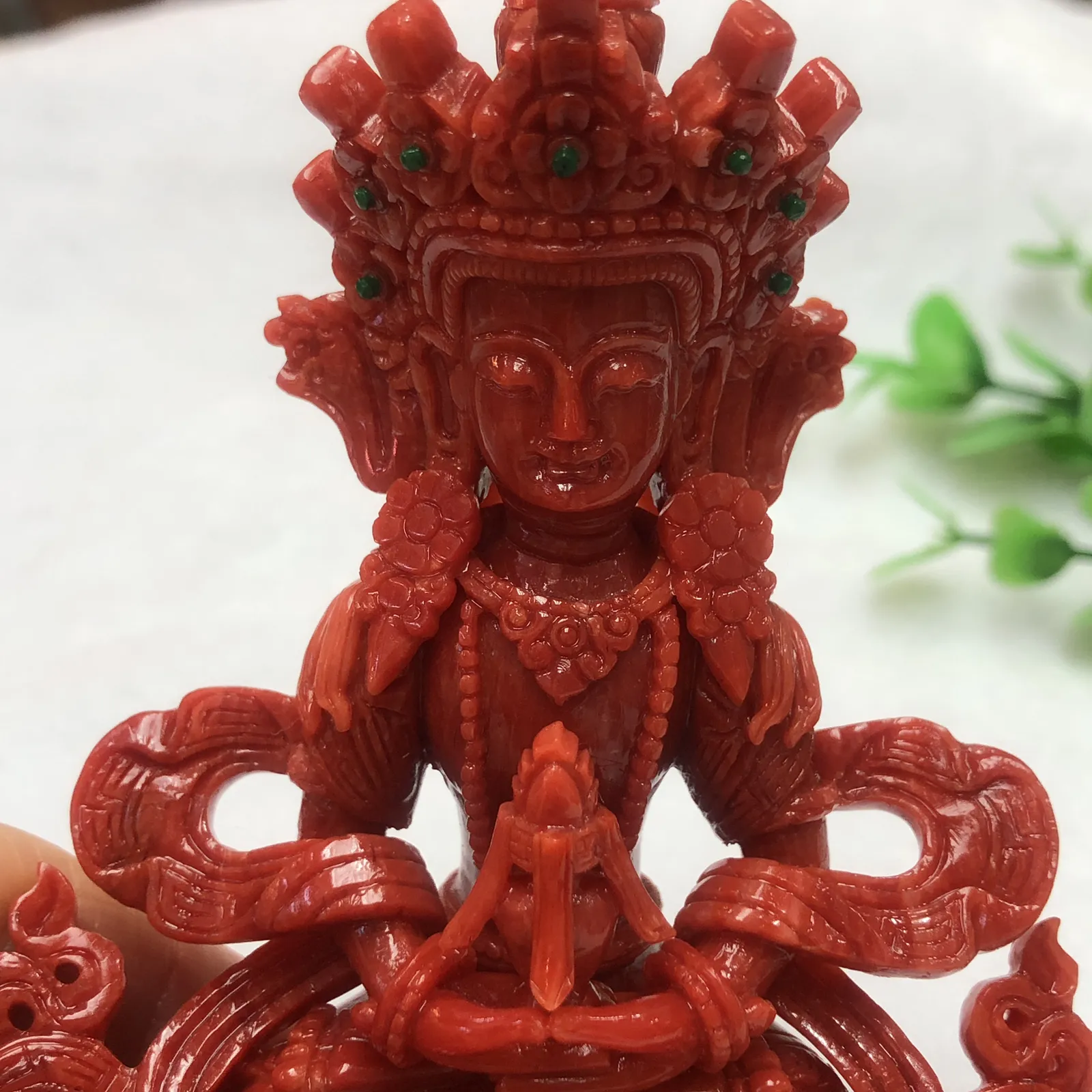 【红珊瑚长寿佛中号摆件】意大利产地，天然沙丁珊瑚料，深红颜色，釆用台湾拼接手工工艺，精雕细镂，底部有开孔可藏经文，手工工序复杂，高约109.2mm，宽约80.3mm，厚42.2mm。重量127.46克！天然绿松石点缀！收藏供奉价值高！