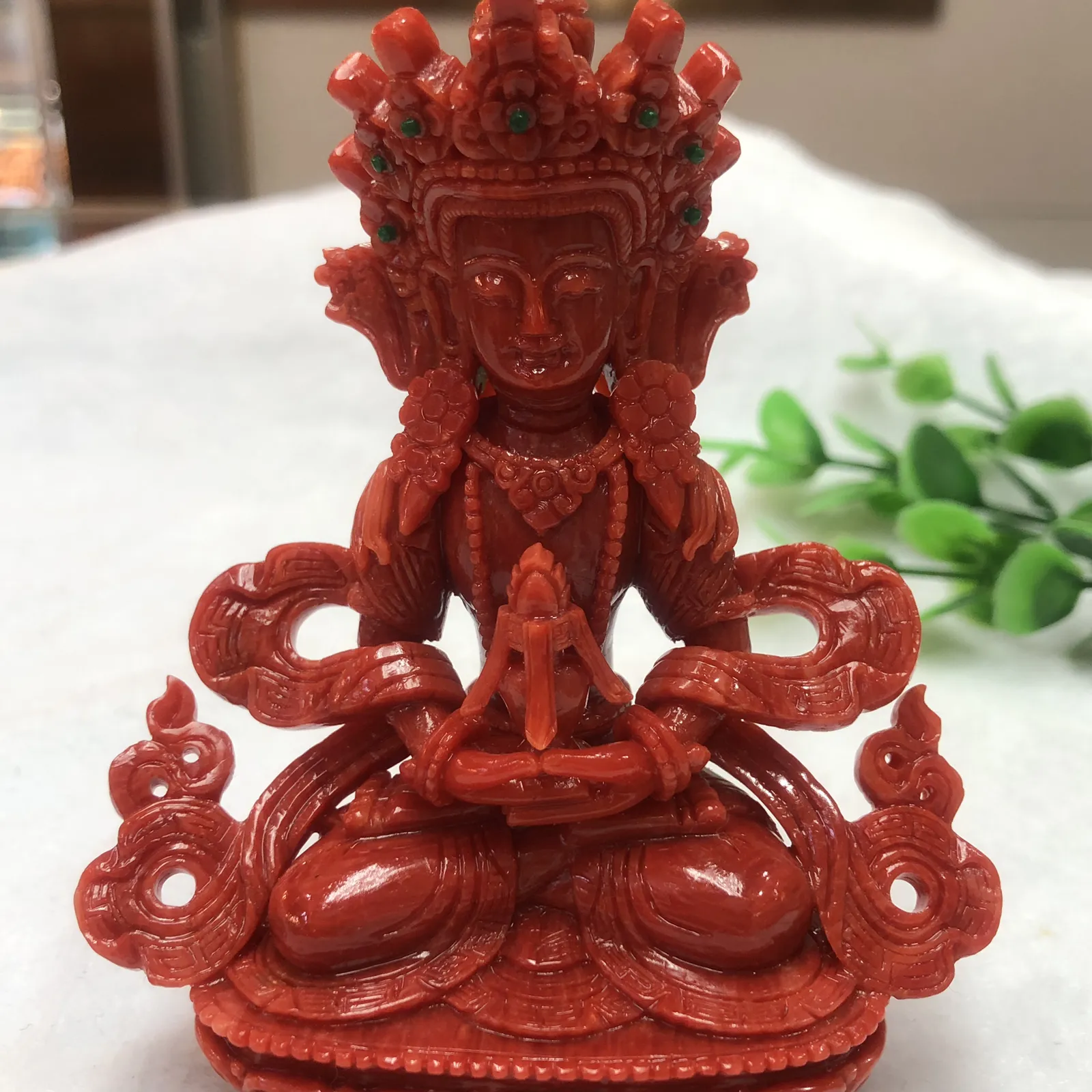 【红珊瑚长寿佛中号摆件】意大利产地，天然沙丁珊瑚料，深红颜色，釆用台湾拼接手工工艺，精雕细镂，底部有开孔可藏经文，手工工序复杂，高约109.2mm，宽约80.3mm，厚42.2mm。重量127.46克！天然绿松石点缀！收藏供奉价值高！