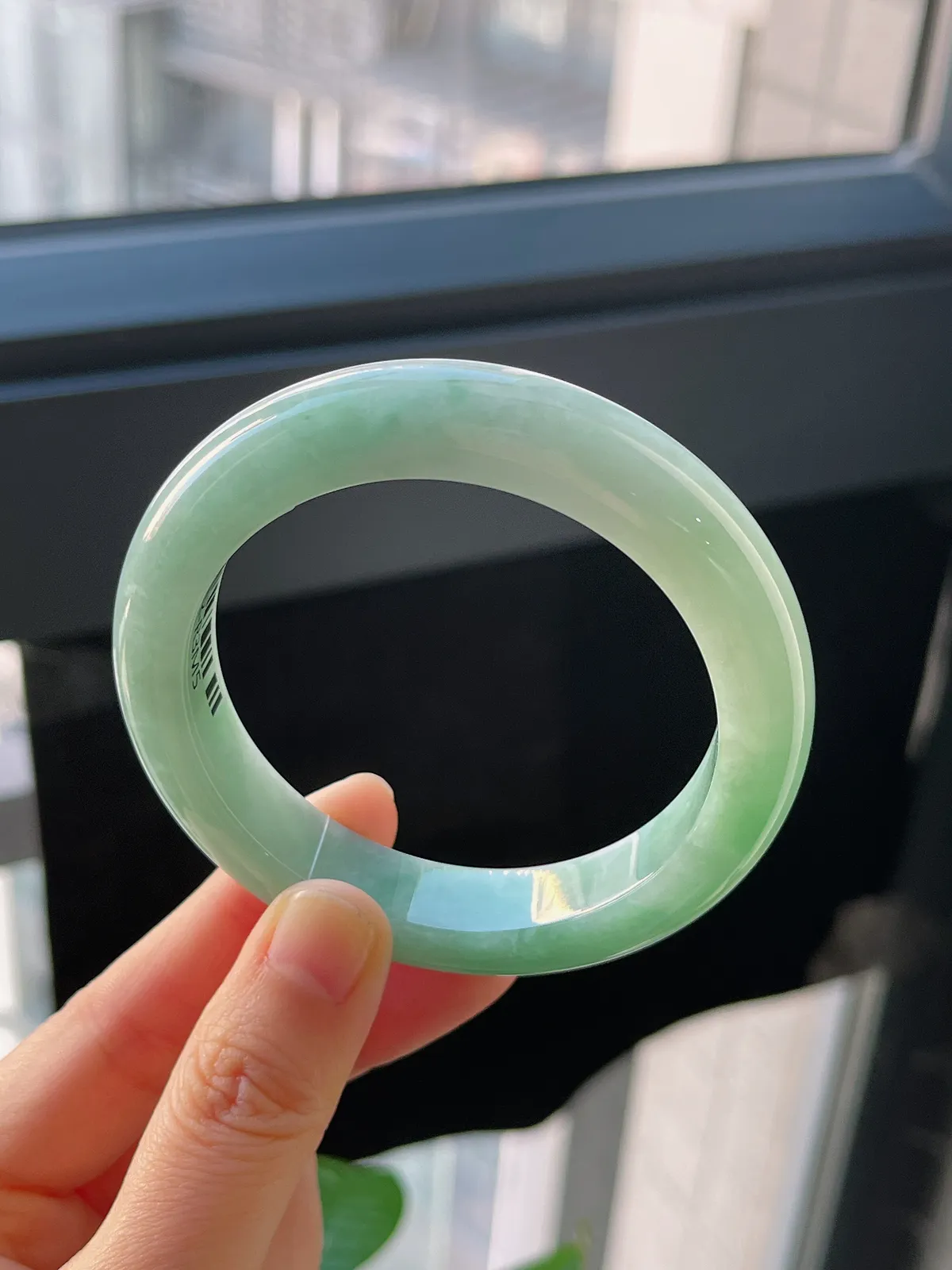 正圈55.6圈口，翡翠糯化种淡绿色手镯