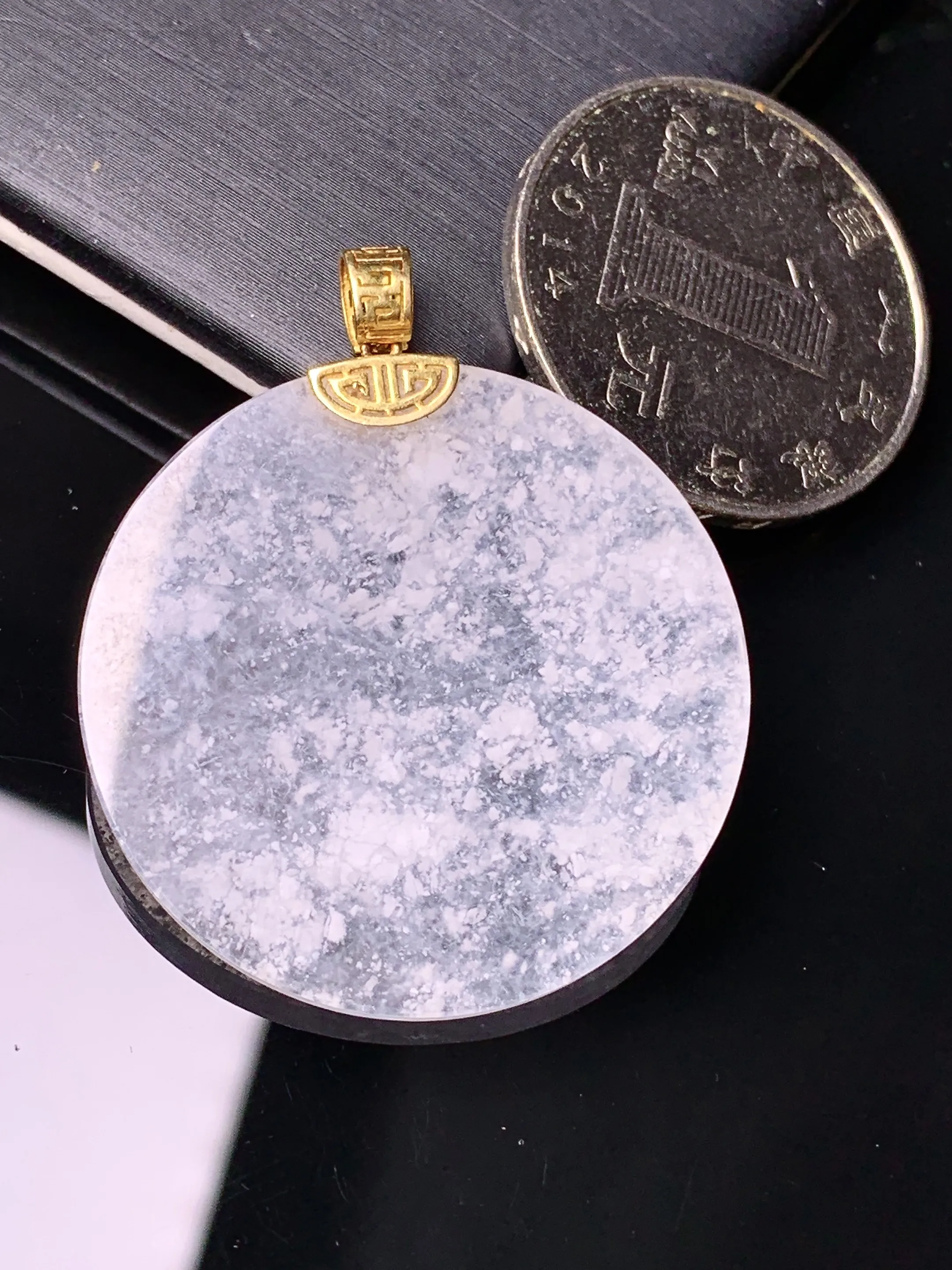 18k金镶嵌雪花棉圆牌吊坠 玉质细腻 色泽艳丽清新 整体尺寸37.6*31.6*2
