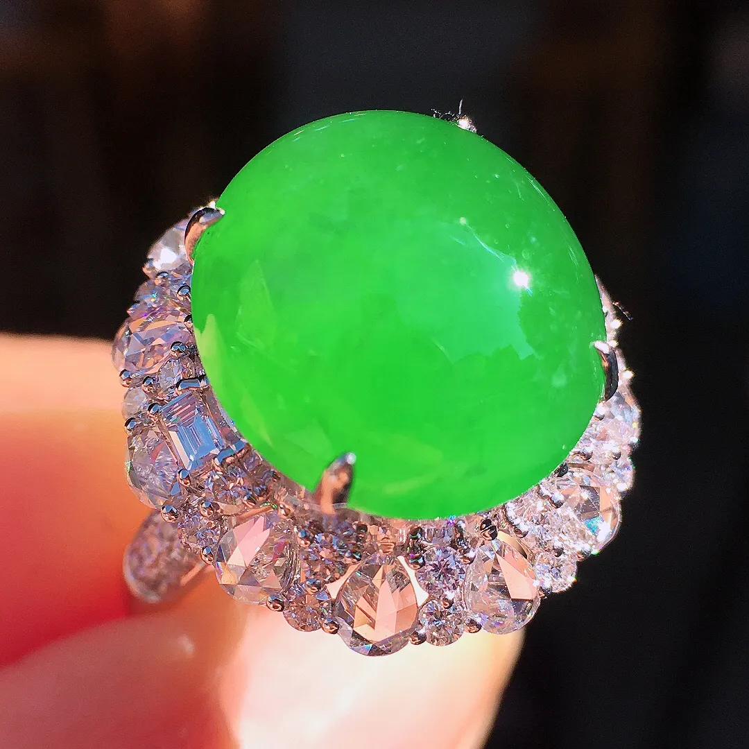 阳绿蛋面戒指，色泽均匀艳丽，玉质细腻，荧光感超
强，饱满圆润，尽显优雅气质，18k
金豪华镶嵌