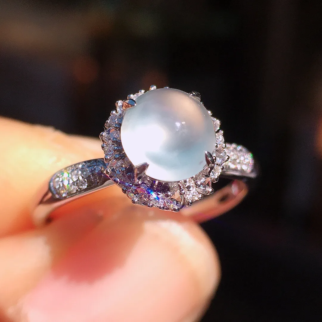 玻璃种蛋面戒指，玉质细腻，荧光感超
强，饱满圆润，尽显优雅气质，18k
金豪华镶嵌