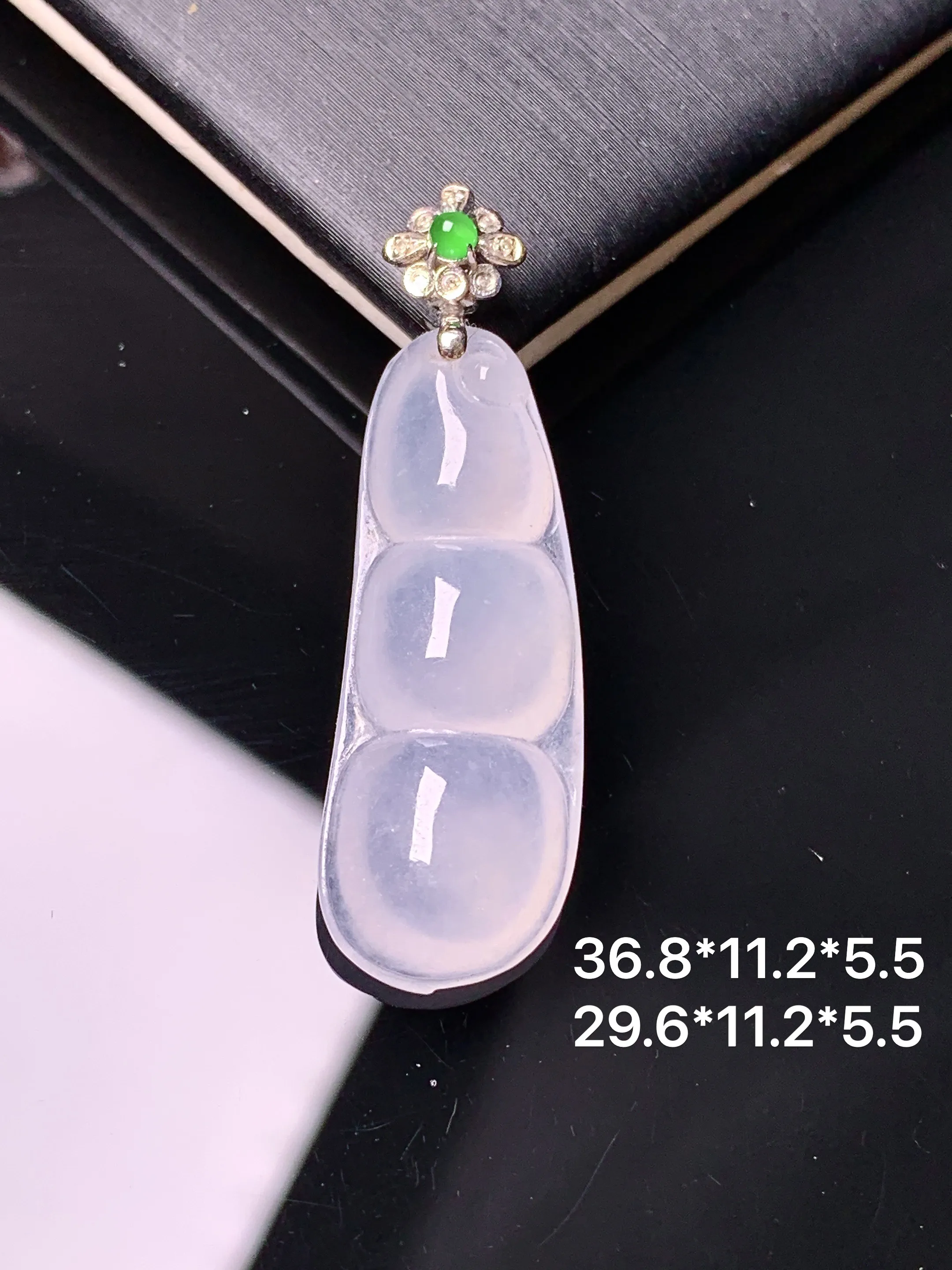 18k金镶嵌冰种四季豆吊坠 玉质细腻 色泽艳丽清新 整体尺寸36.8*11.2*5.5