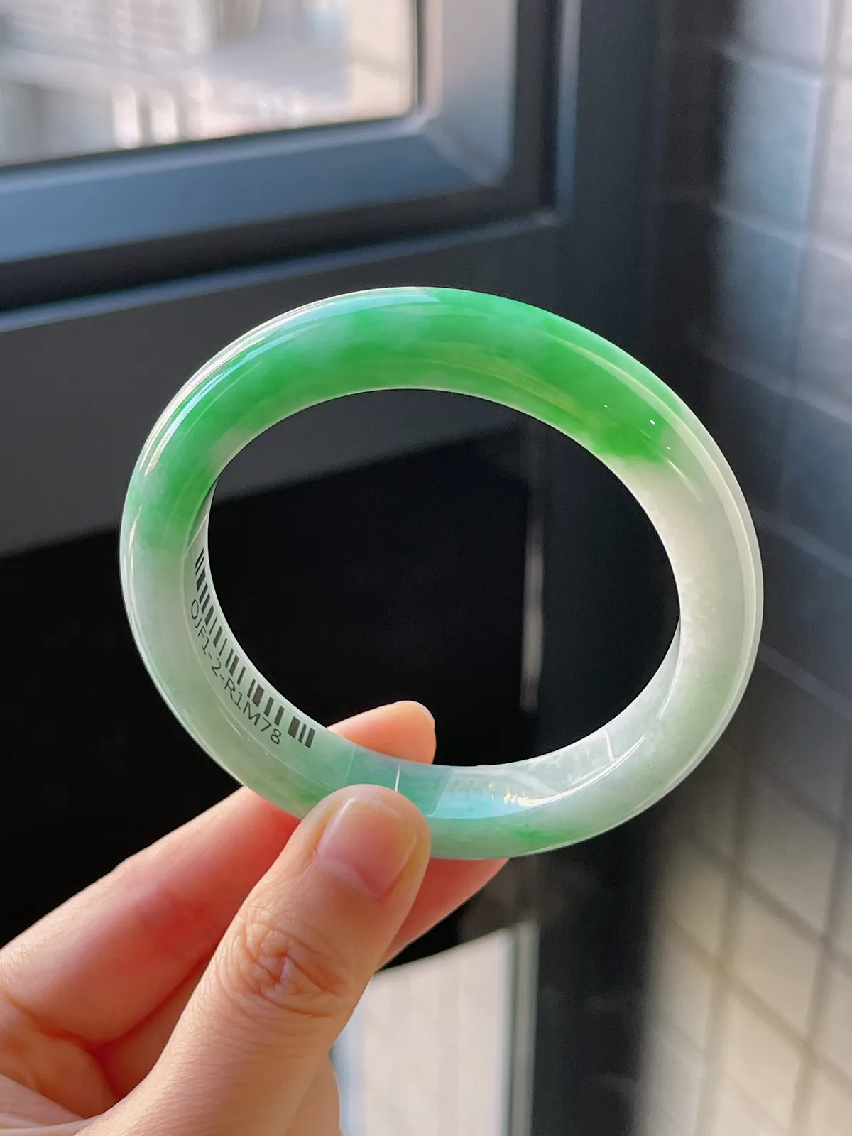 正圈56.5圈口，翡翠糯化种飘绿手镯