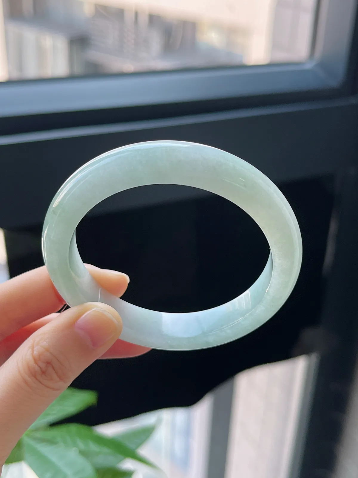 正圈54.6圈口，翡翠糯化种浅绿色手镯