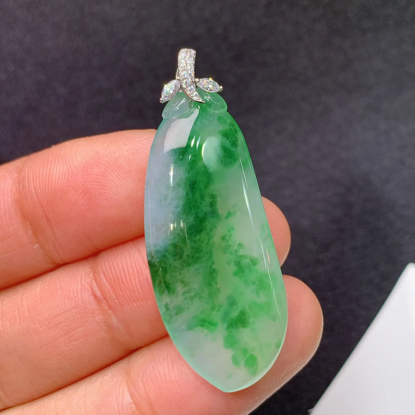 冰飘绿福瓜吊坠，18k金镶嵌，冰润色阳，玉质细腻，种水足，Xz 尺寸39.3*14.8*4.2