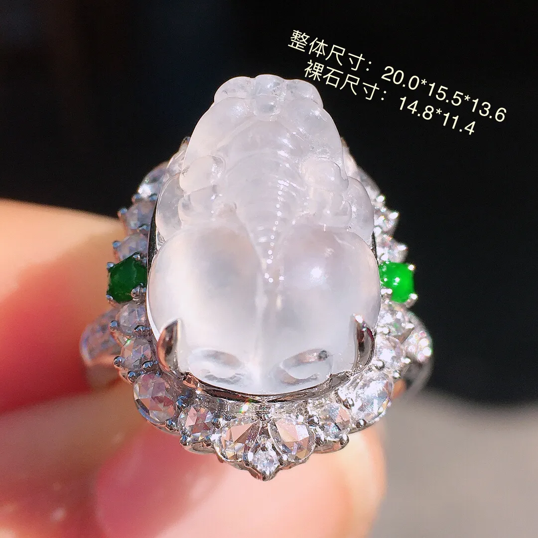 冰种貔貅戒指，玉质细腻，荧光感超
强，饱满圆润，尽显优雅气质，18k
金豪华镶嵌