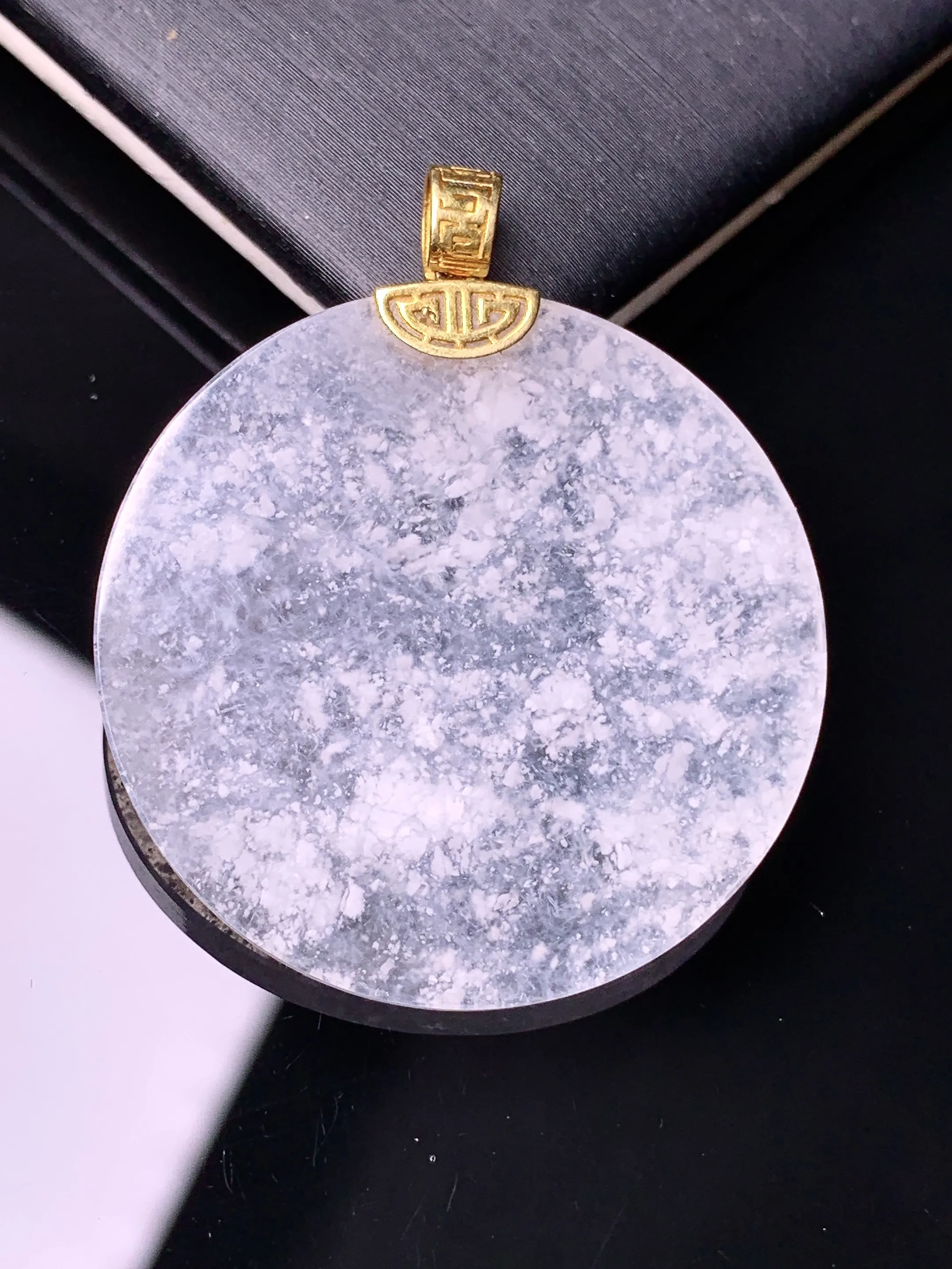 18k金镶嵌雪花棉圆牌吊坠 玉质细腻 色泽艳丽清新 整体尺寸37.6*31.6*2