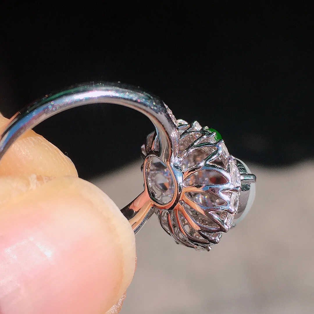 冰种葫芦戒指，玉质细腻，荧光感超
强，饱满圆润，尽显优雅气质，18k
金豪华镶嵌