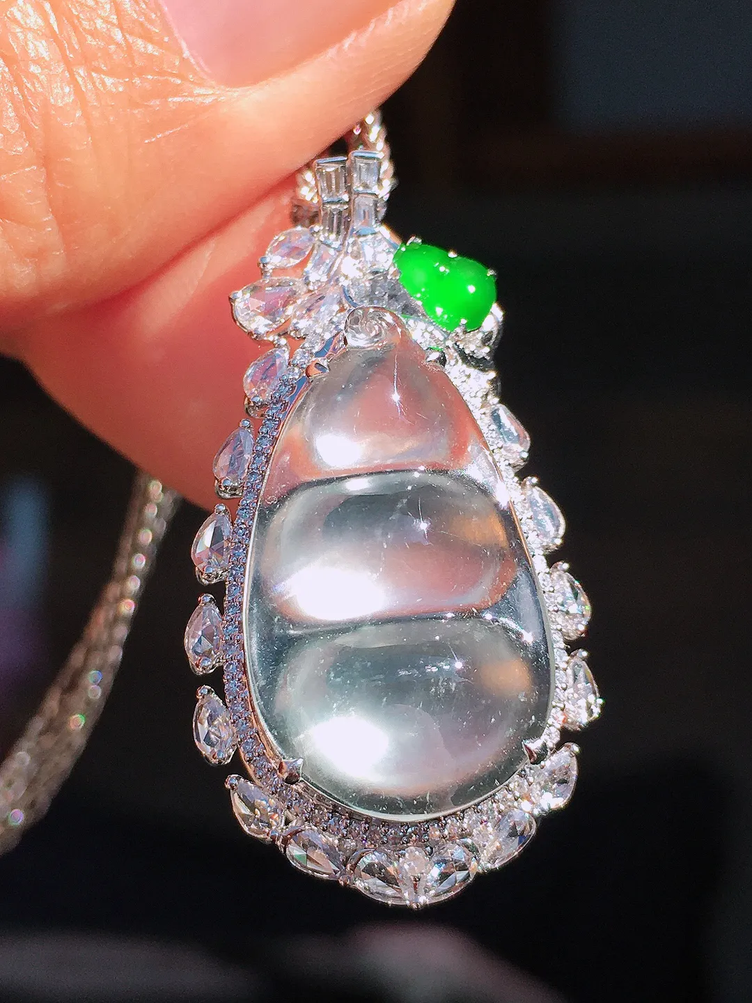 玻璃种福豆吊坠，玉质细腻，荧光感超
强，饱满圆润，尽显优雅气质，18k
金豪华镶嵌