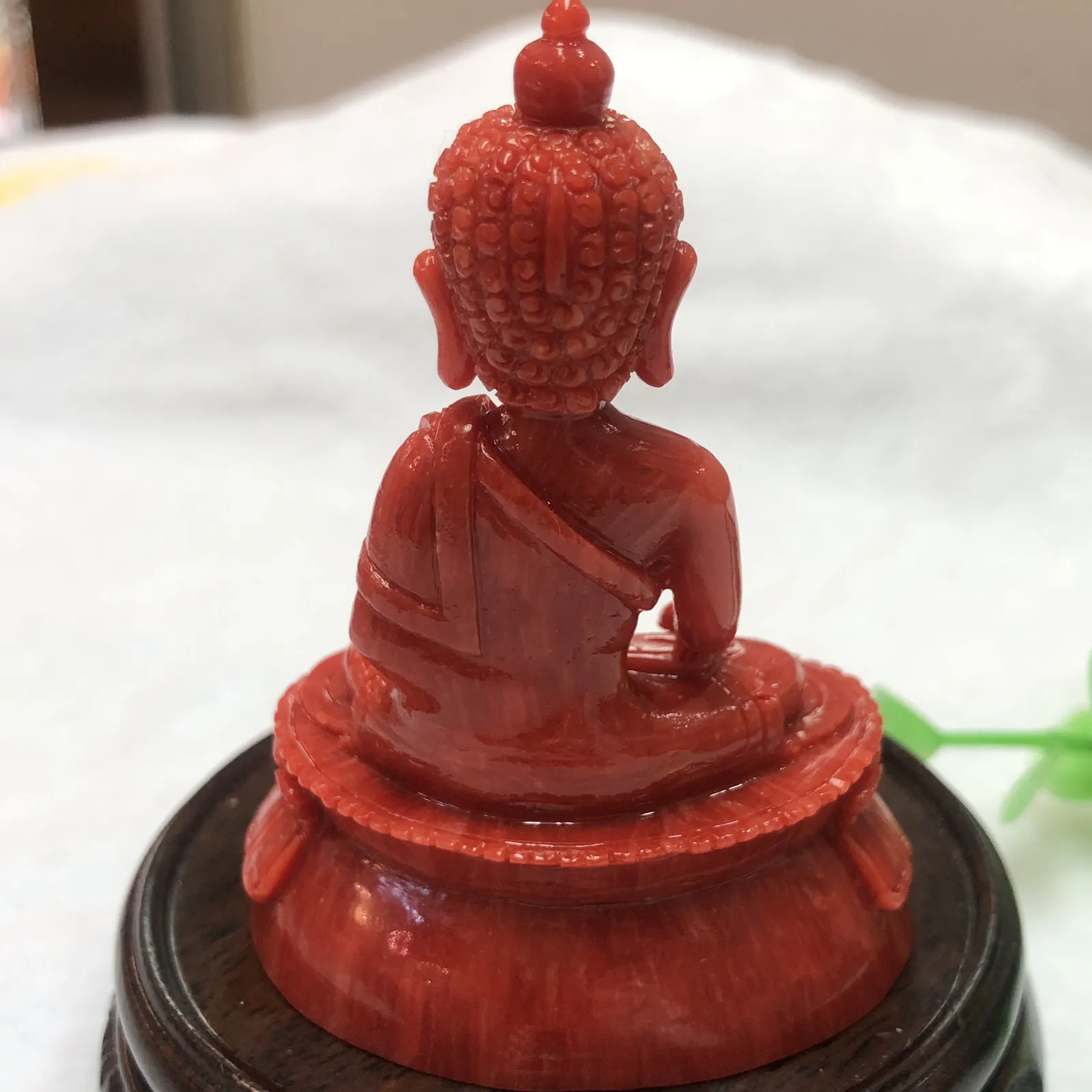 【天然红珊瑚拼接释迦牟尼小佛摆件】意大利产地，沙丁珊瑚料，深红颜色，釆用台湾拼接手工工艺，精雕细镂，底部有开孔可藏经文，手工工序复杂，高约77.1mm，宽约52.2mm，厚34.8mm，重量64.48克。可手持红珊瑚沙丁大枝拼接释迦牟尼！收藏供奉价值高！