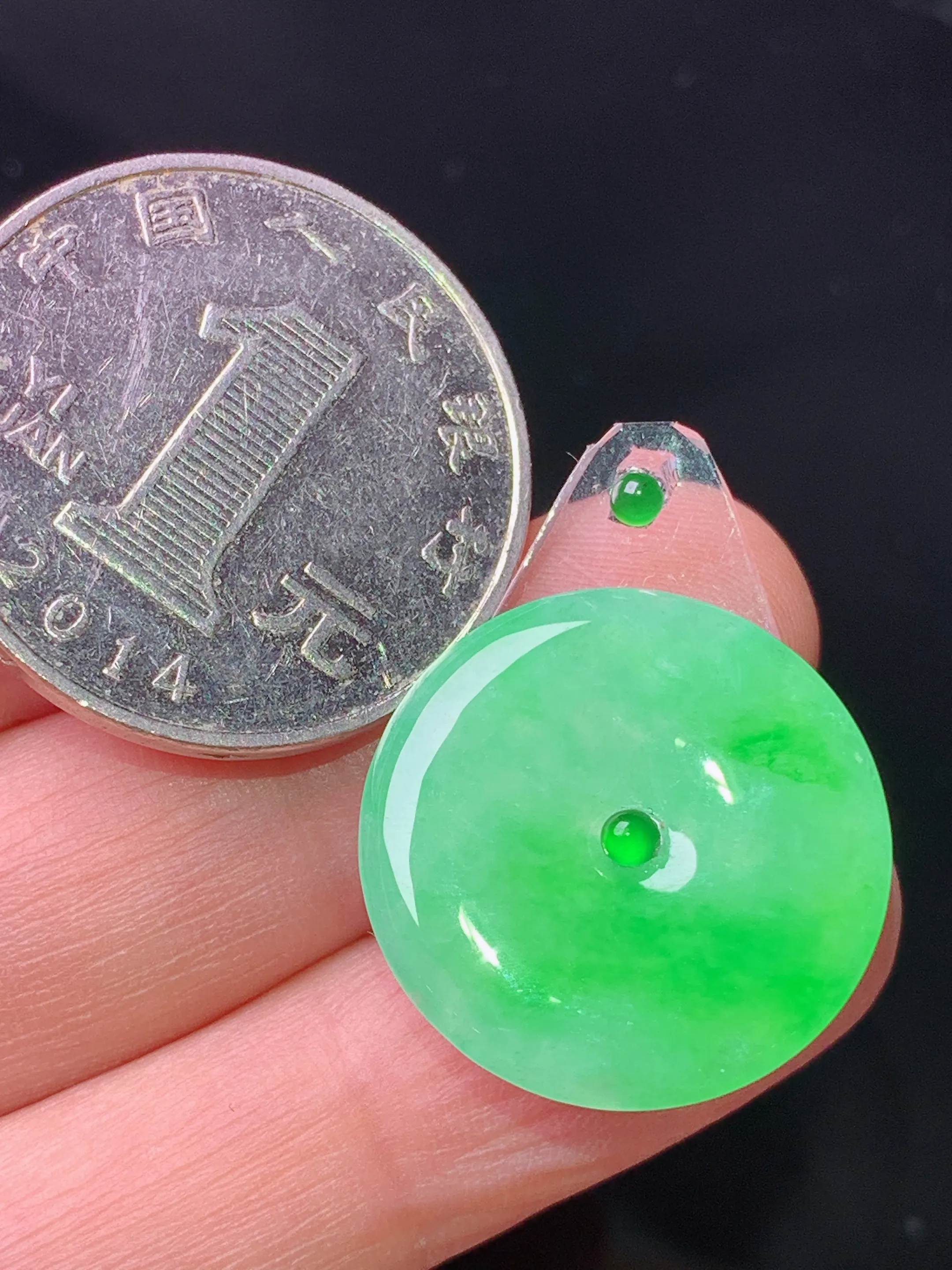 镶嵌款 翠绿平安扣吊坠 玉质细腻 色泽艳丽清新 整体尺寸20.2*2.5