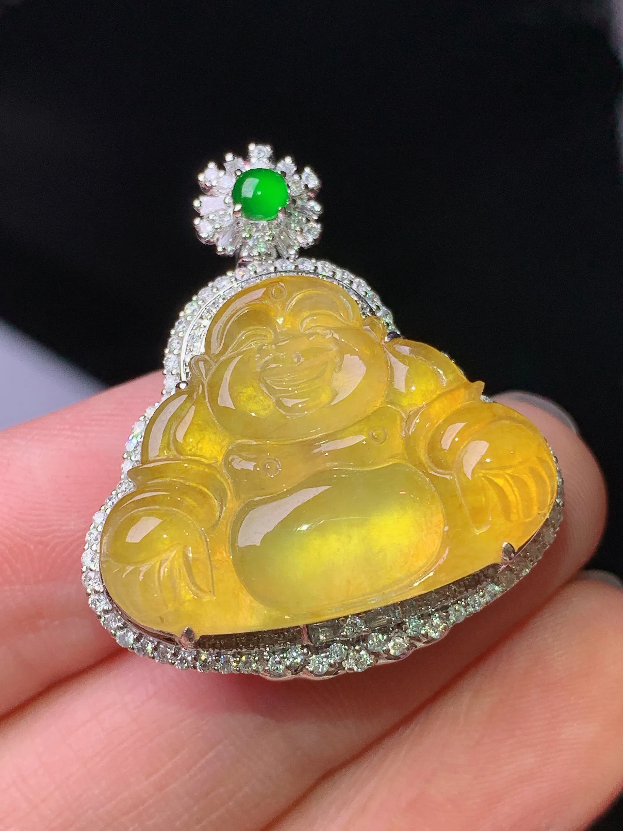 18k金钻镶嵌黄翡佛公吊坠 玉质细腻 色泽艳丽清新 整体尺寸30.5*26.5*10.8