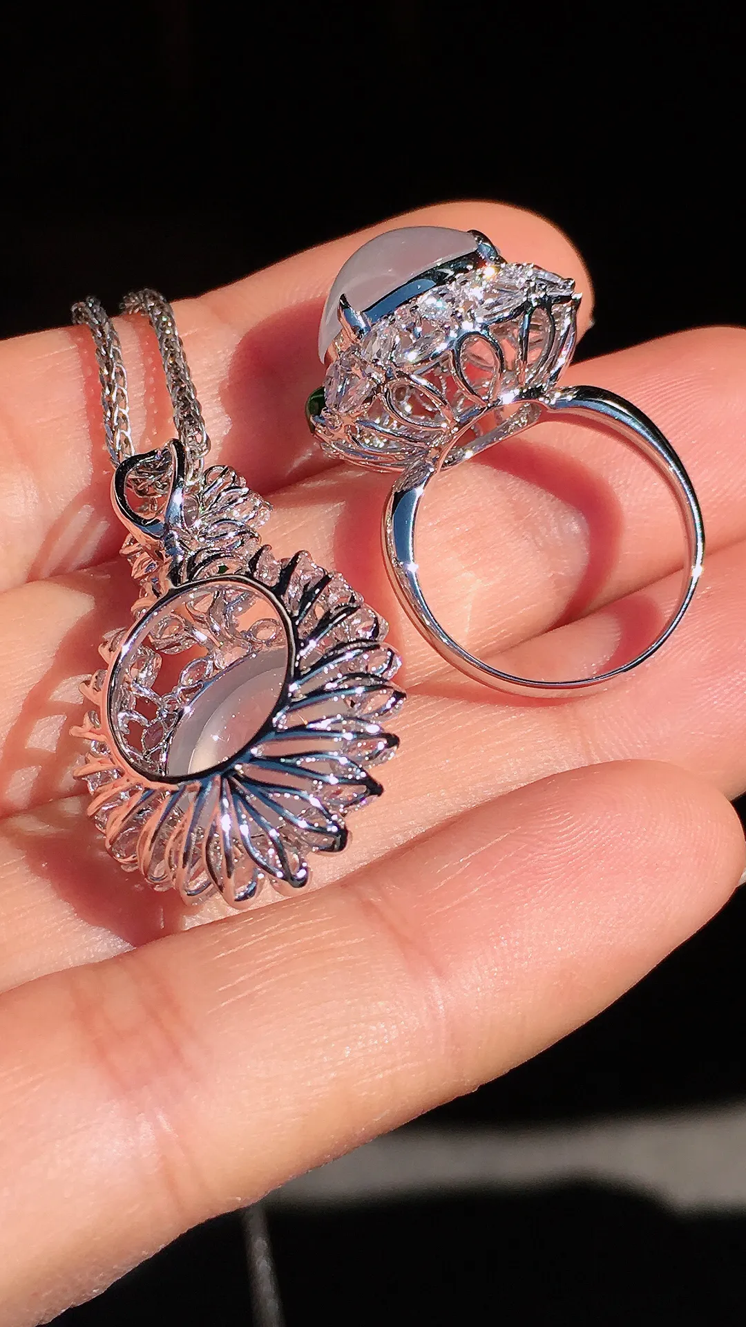 冰种蛋面套装（吊坠+戒指），玉质细腻，荧光感超
强，饱满圆润，尽显优雅气质，18k
金豪华镶嵌