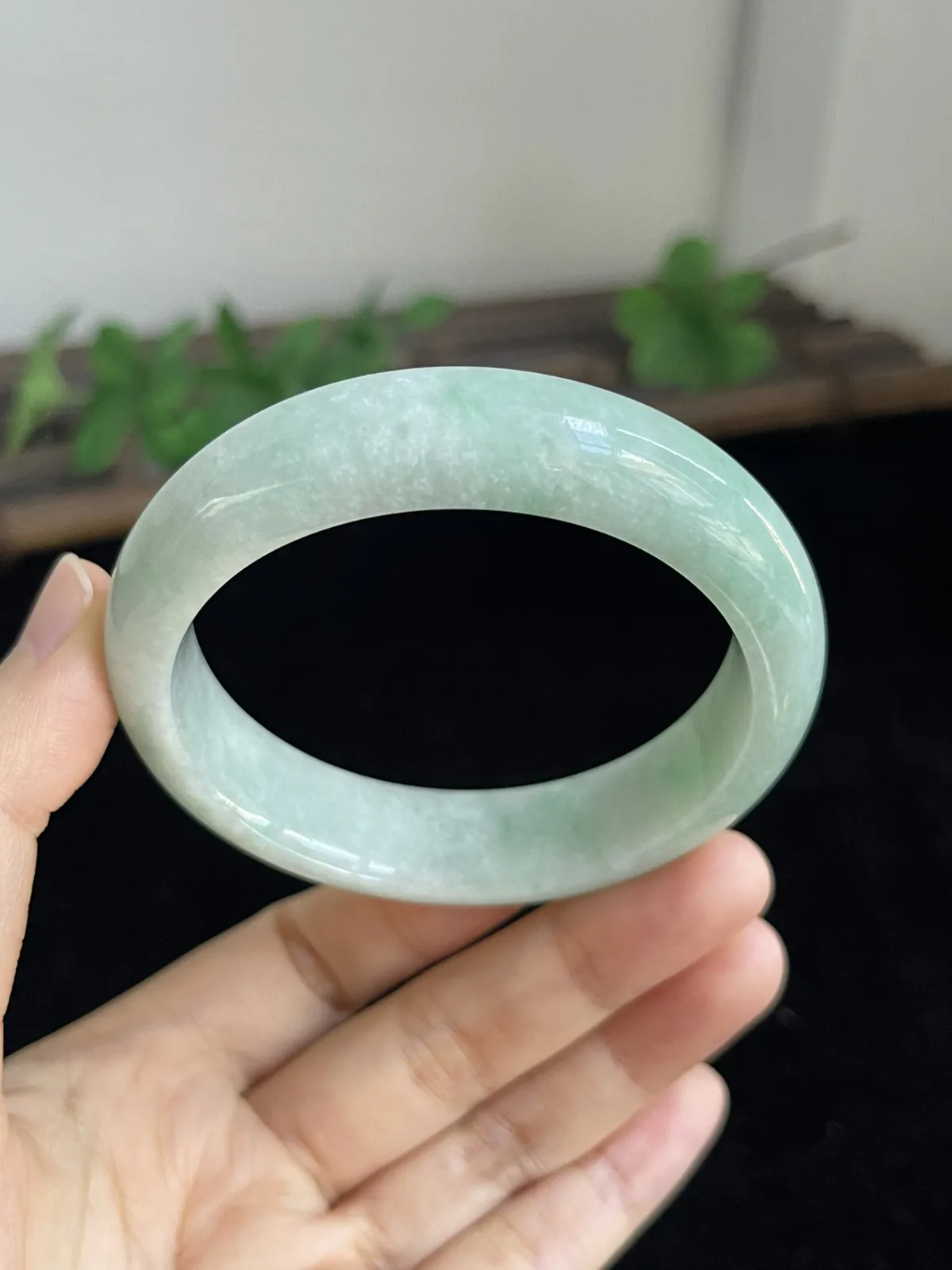 正圈55圈口，翡翠糯化种飘绿手镯