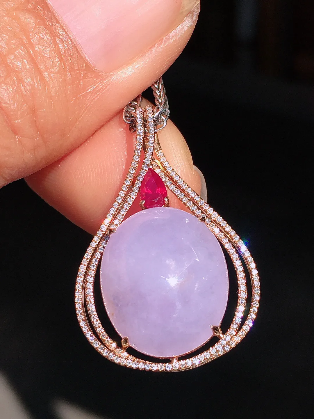 紫罗兰蛋面吊坠，色泽均匀艳丽，玉质细腻，荧光感超
强，饱满圆润，尽显优雅气质，18k
金豪华镶嵌