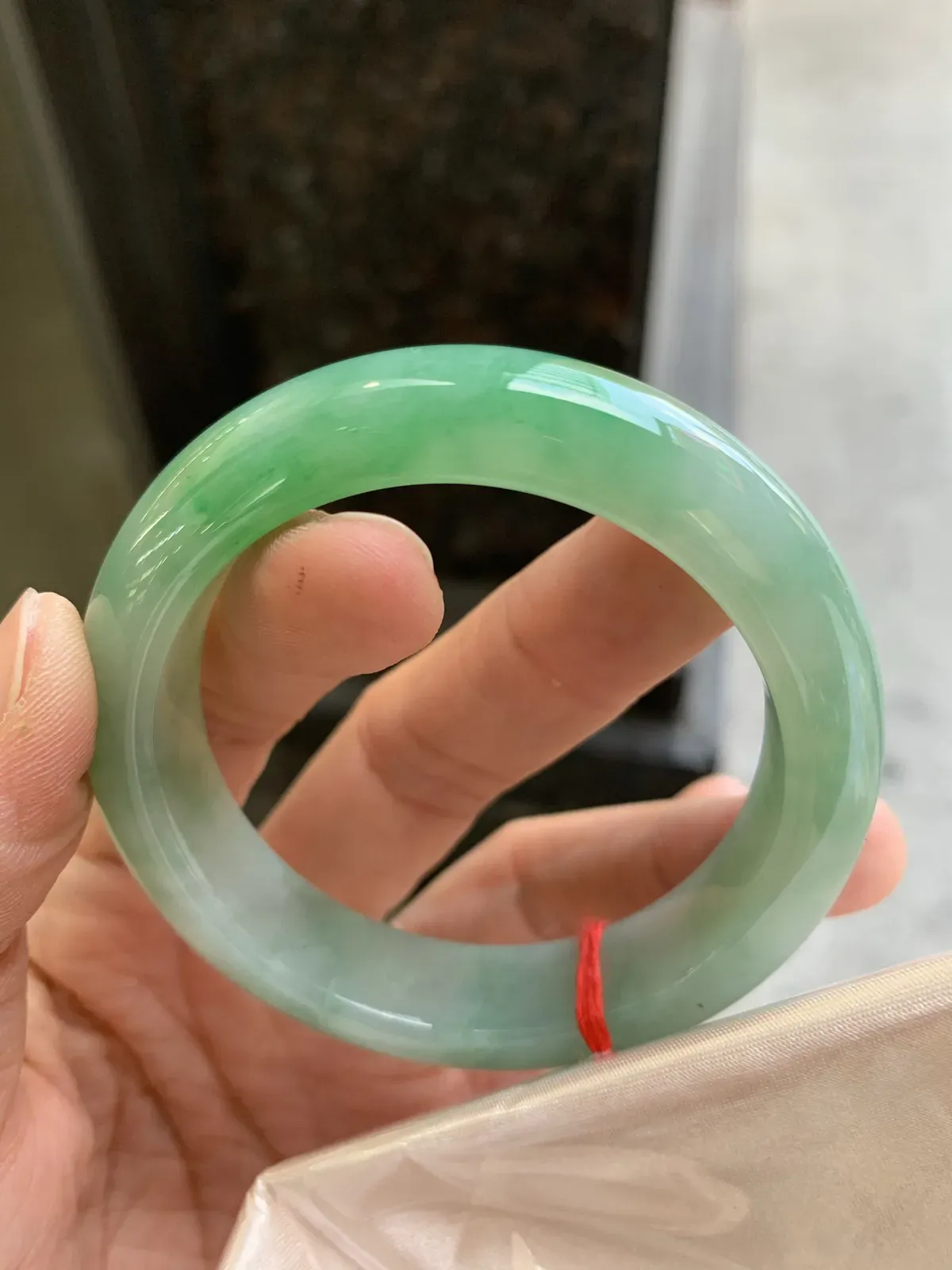 正圈飘绿 无瑕 尺寸：52/13.1/8.9 细腻