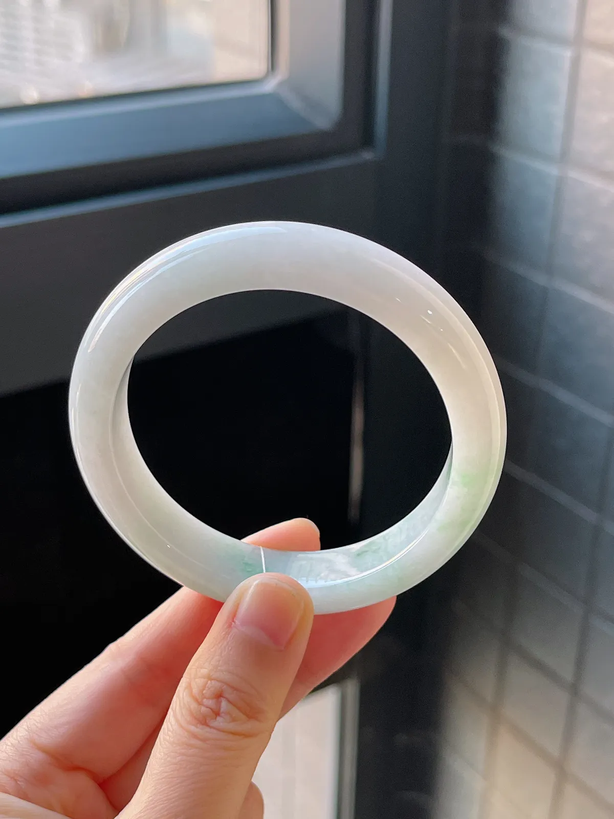 正圈56.2圈口，翡翠糯化种飘绿手镯，带镯心