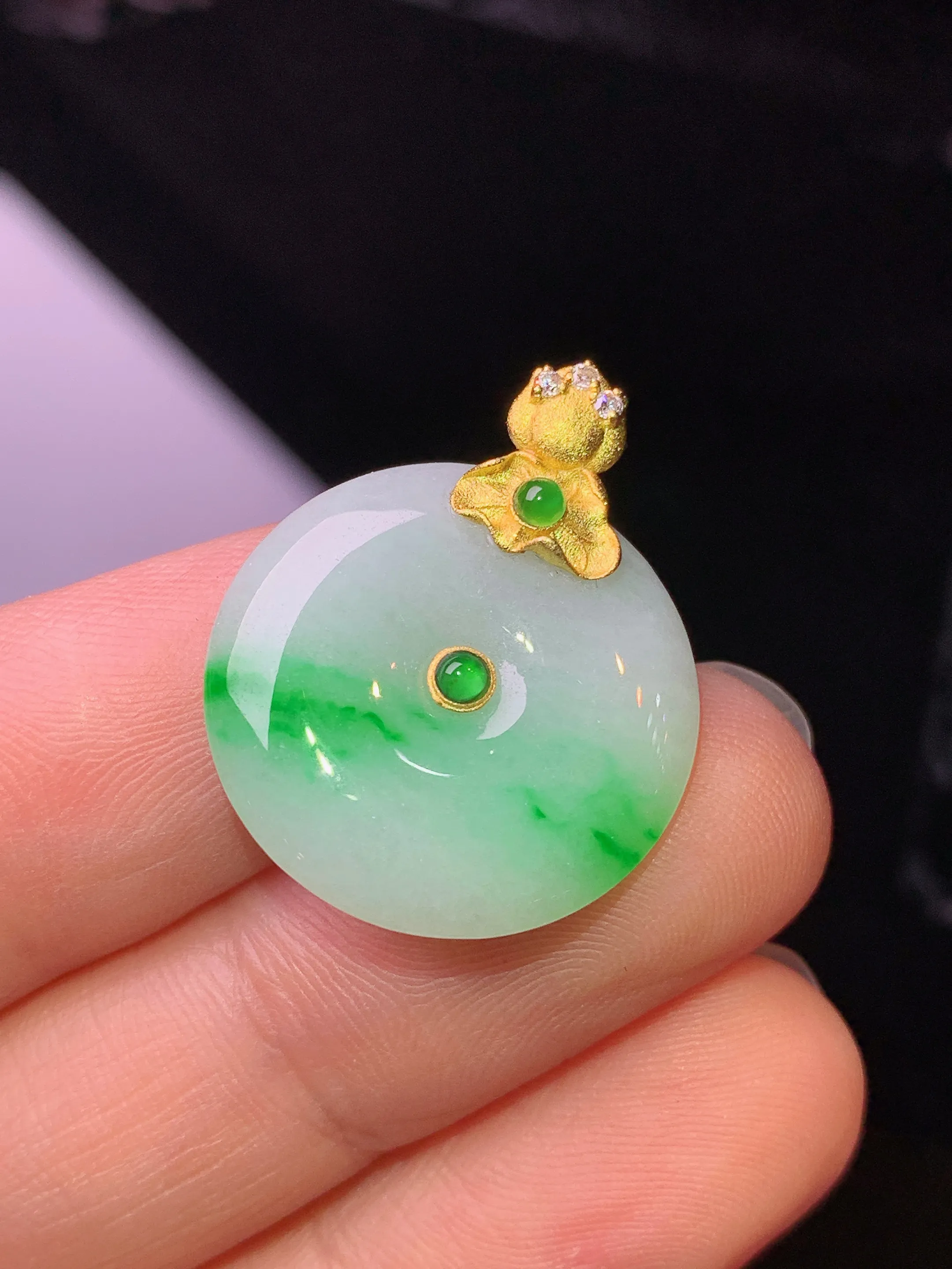 18k金镶嵌飘绿平安扣吊坠 玉质细腻 色泽艳丽清新 整体尺寸24.2*19.5*4.2